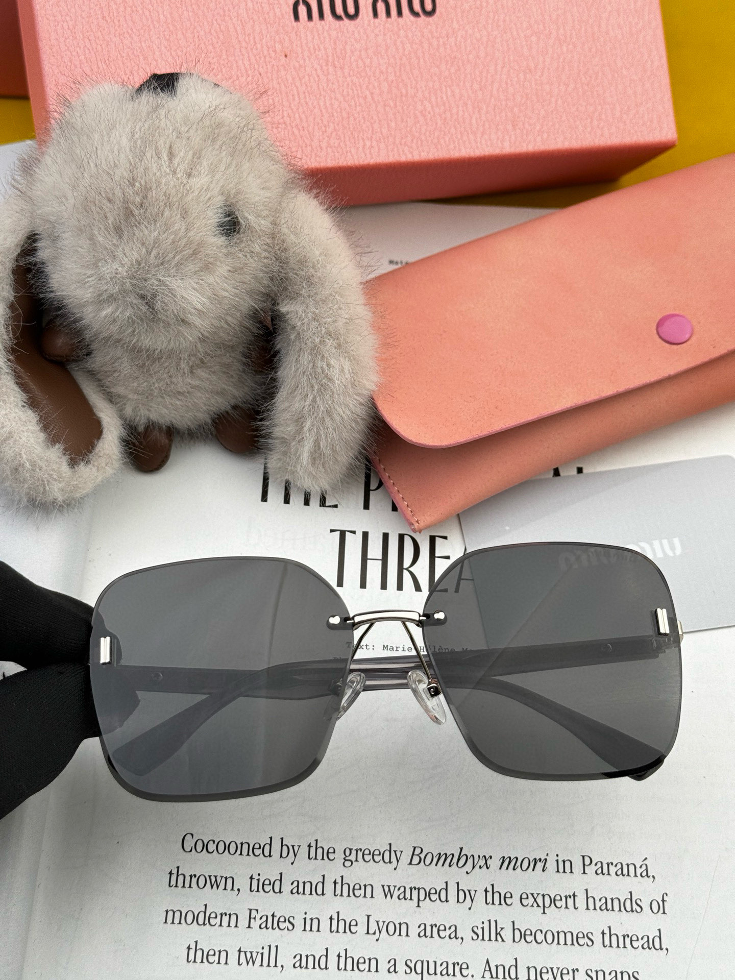 MIUMIU 2025年春、輝く新作が登場！❤❤ サングラスはマストハブなトレンドアイテム M2612