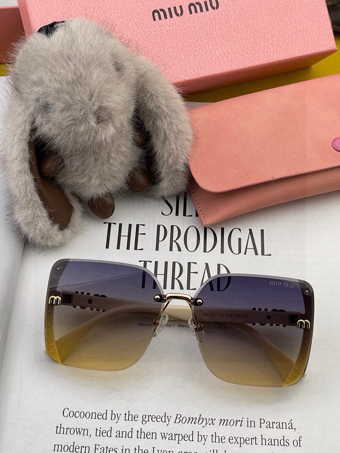 MIUMIU 2025年新作 眩いデビュー❤❤サングラスのマストアイテム M2100