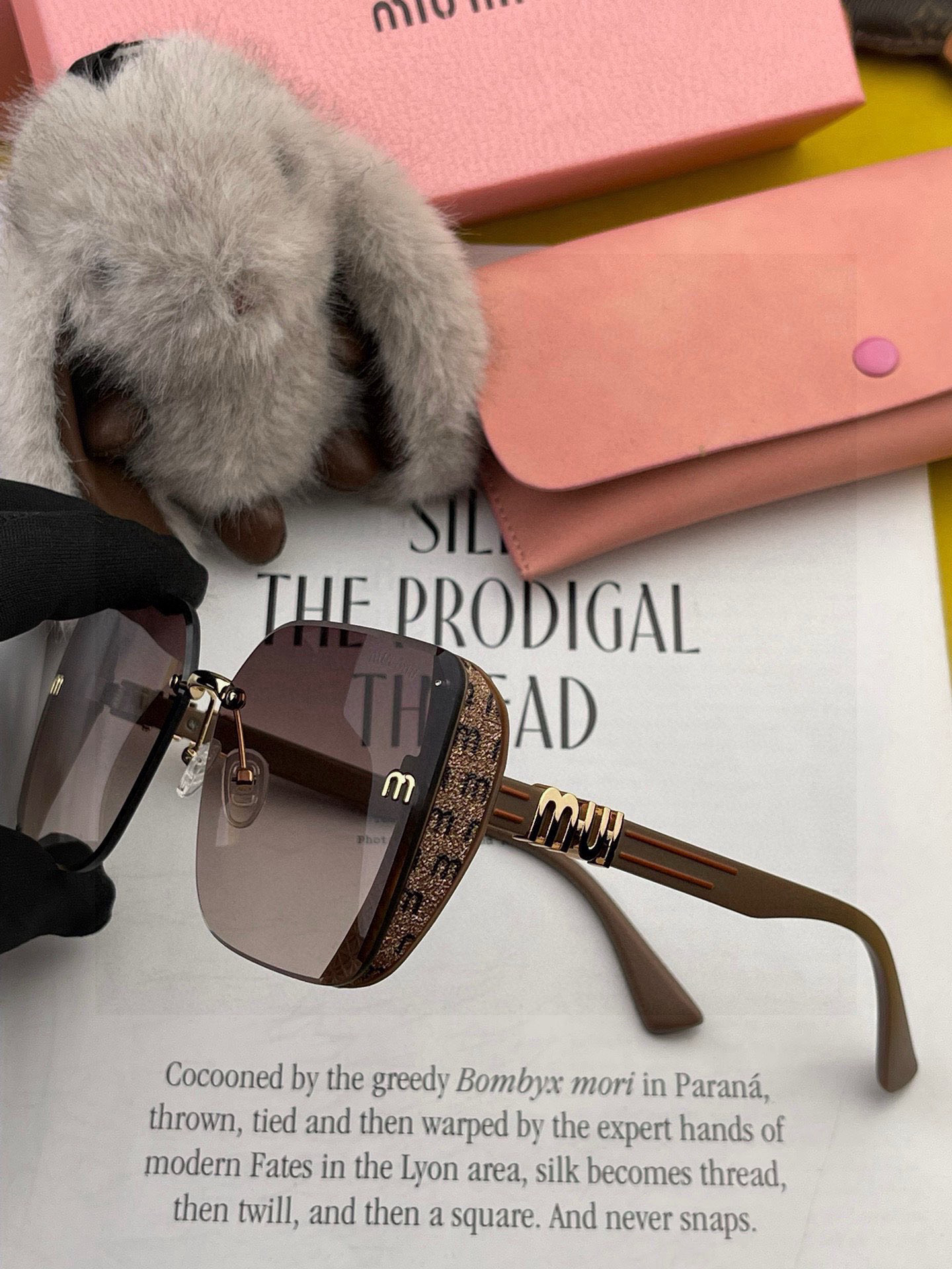 MIUMIU 2025年新作 眩いデビュー❤❤サングラスのマストアイテム M2100