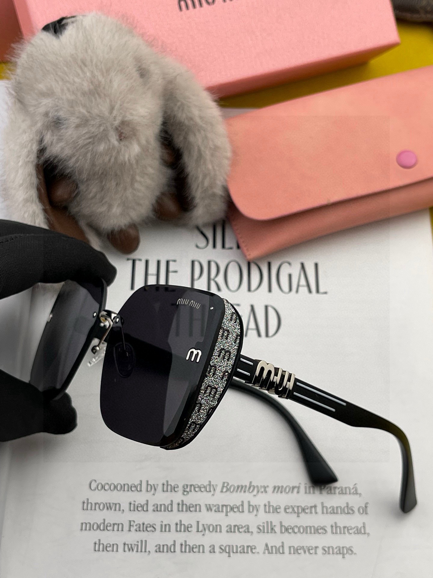 MIUMIU 2025年新作 眩いデビュー❤❤サングラスのマストアイテム M2100