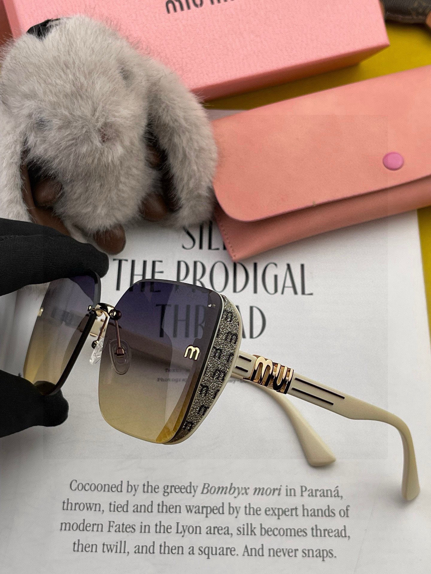 MIUMIU 2025年新作 眩いデビュー❤❤サングラスのマストアイテム M2100