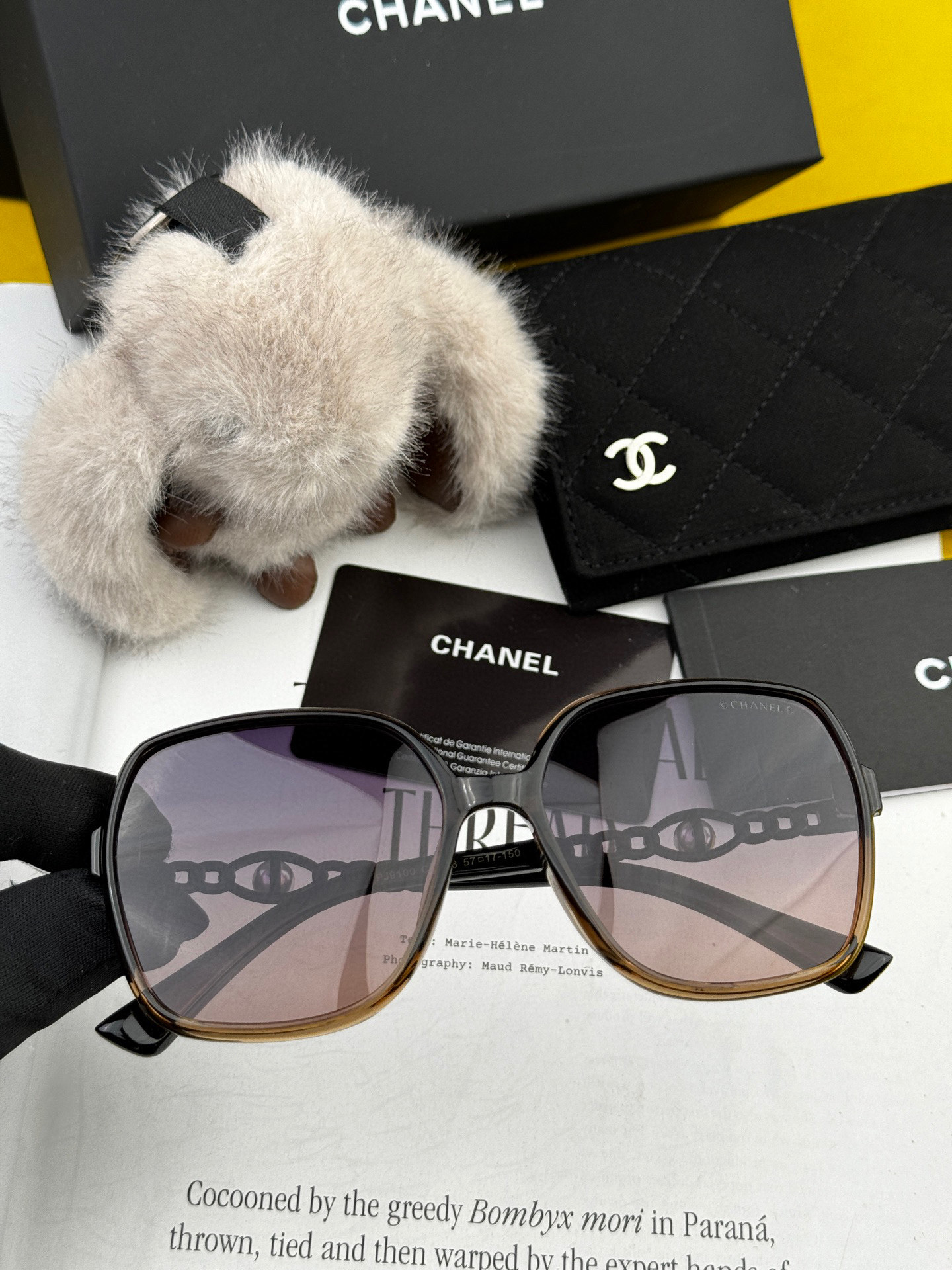 シャネルの新作サングラス、ユニークで前衛的な春夏最新モデル CH0910