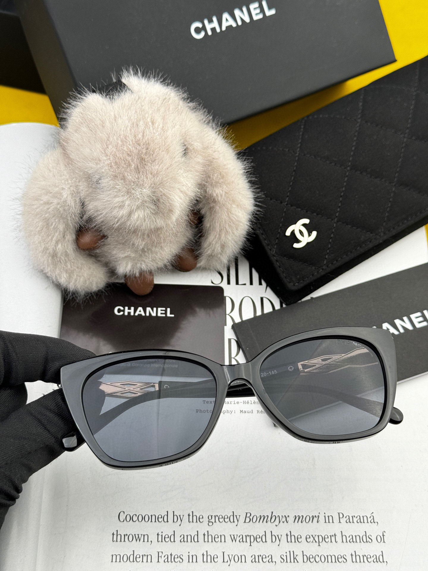シャネルの新作サングラス、ユニークで前衛的な春夏最新モデル CH45801