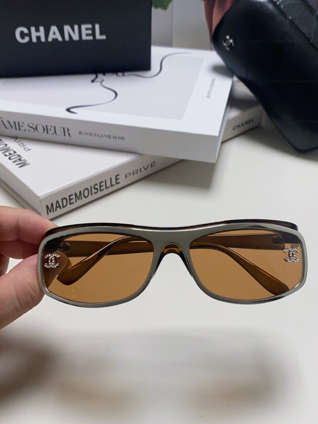 シャネル 2025年新作 欧米レトロ シルバー 曲面 アウトドア スポーツ サングラス CH381479