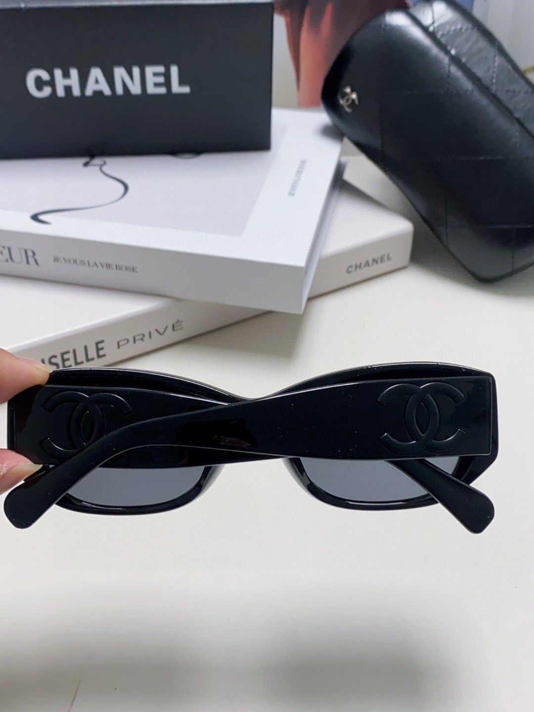 シャネル 2025年新作 ダブルCHロゴ エレガント サングラス CH381694