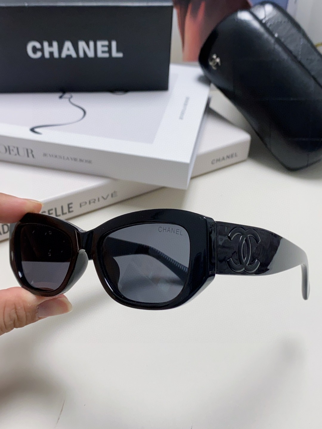 シャネル 2025年新作 ダブルCHロゴ エレガント サングラス CH381694