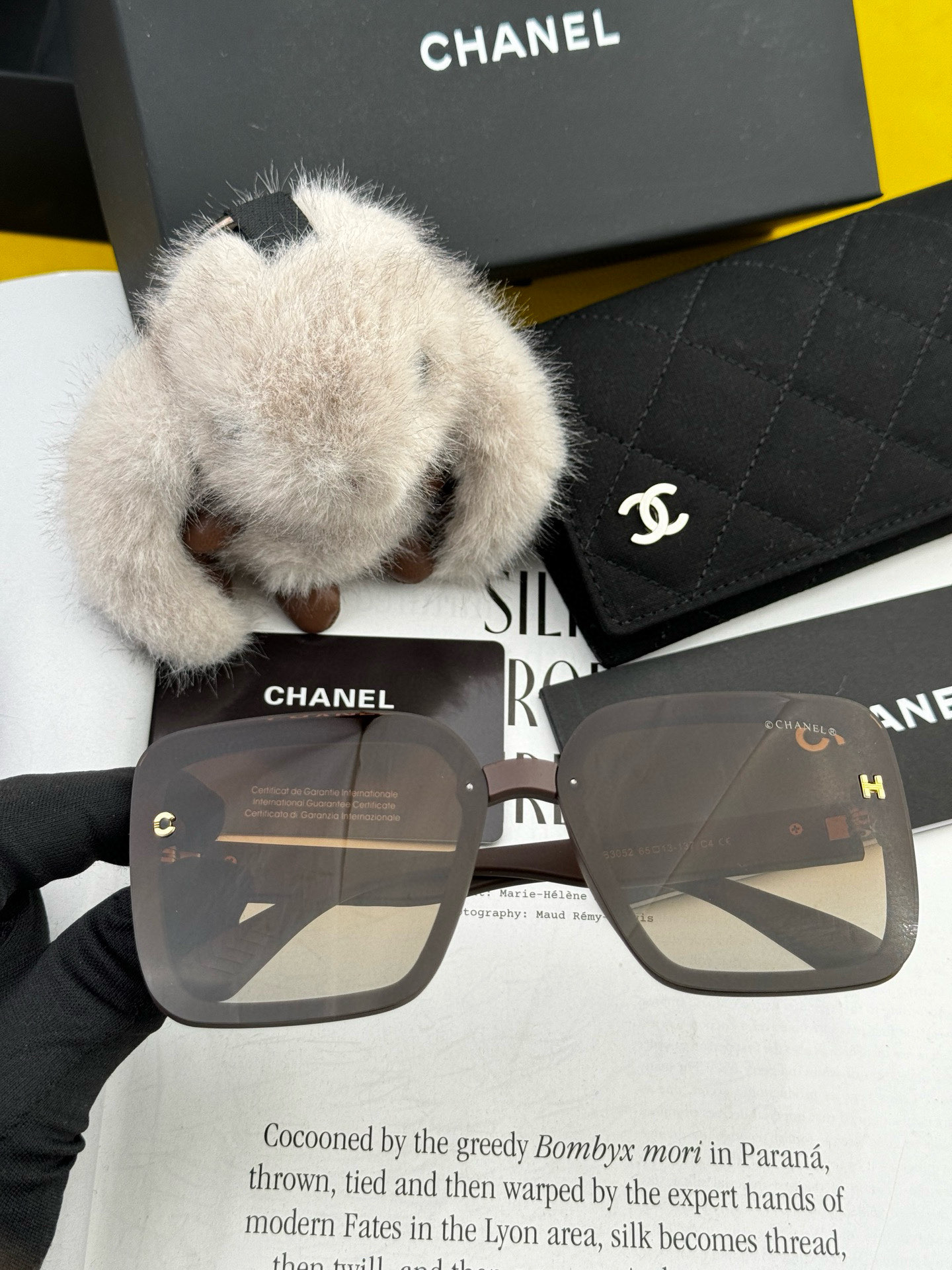 シャネルの新作サングラス、個性的で前衛的な春夏最新モデル CH2305