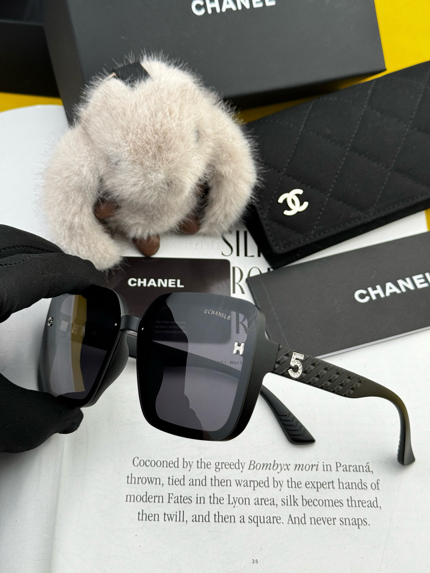 シャネルの新作サングラス、個性的で前衛的な春夏最新モデル CH2305