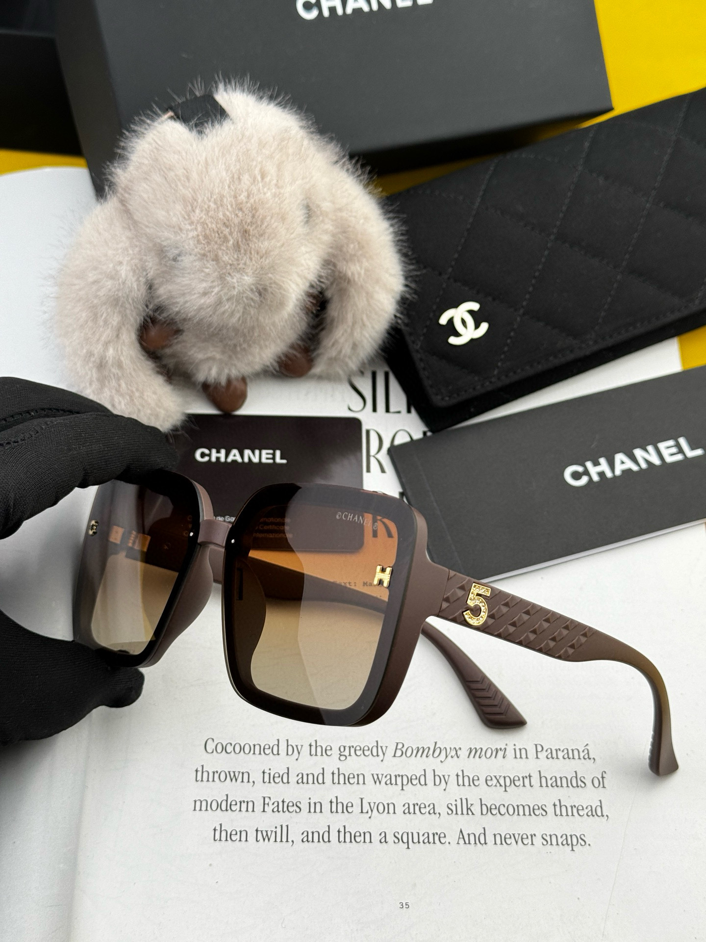 シャネルの新作サングラス、個性的で前衛的な春夏最新モデル CH2305