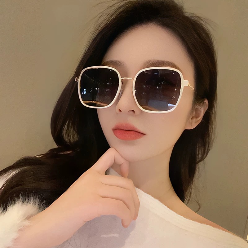 シャネルの新作サングラス、個性的で前衛的な春夏最新モデル CH0826