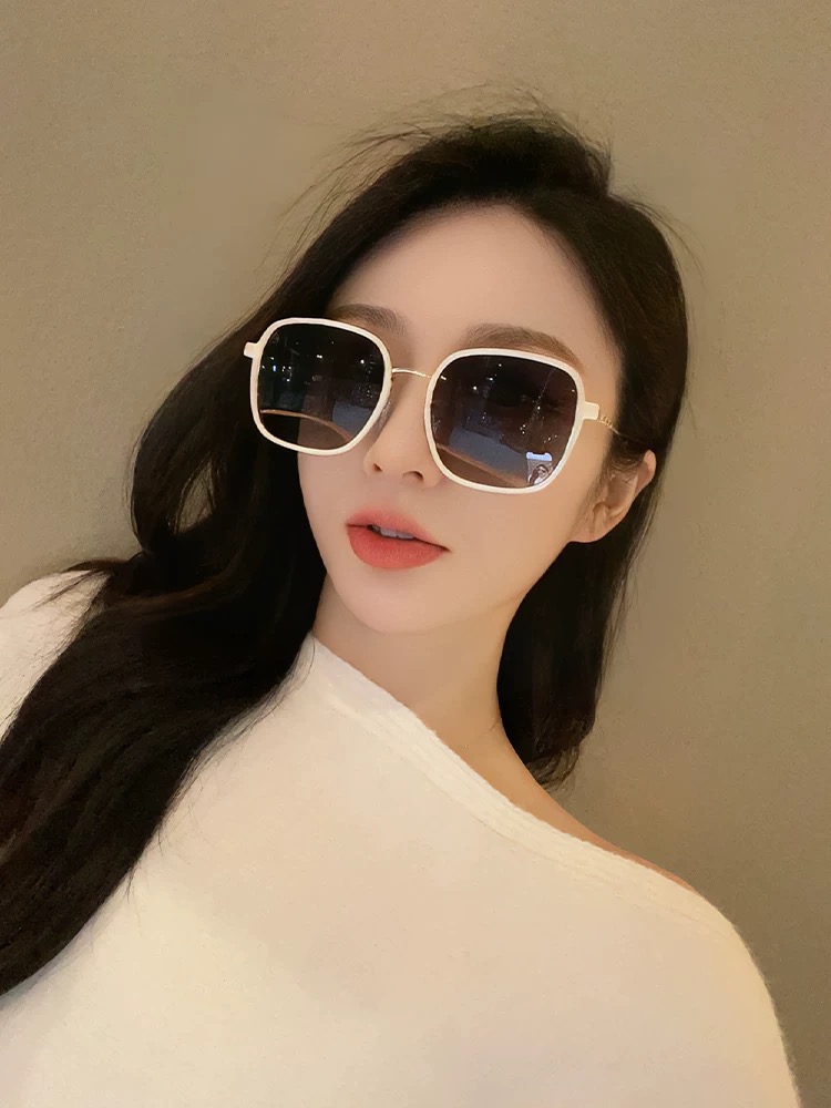 シャネルの新作サングラス、個性的で前衛的な春夏最新モデル CH0826