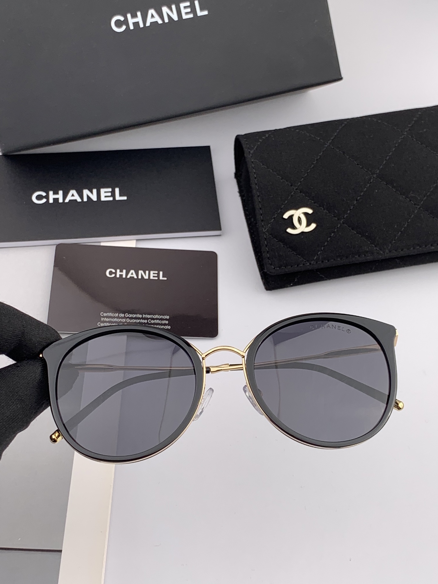 シャネルの新作サングラス、個性的で前衛的な春夏最新モデル CH7827