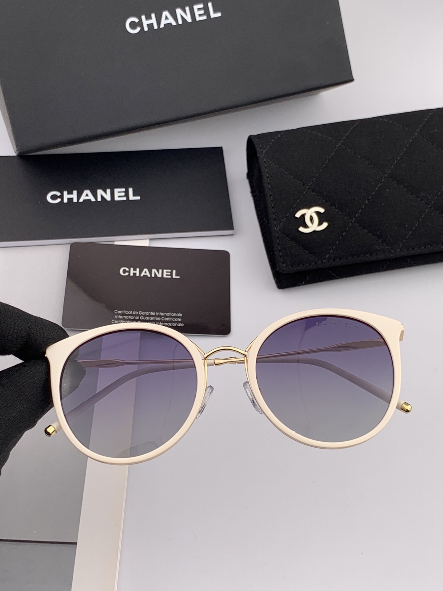 シャネルの新作サングラス、個性的で前衛的な春夏最新モデル CH7827