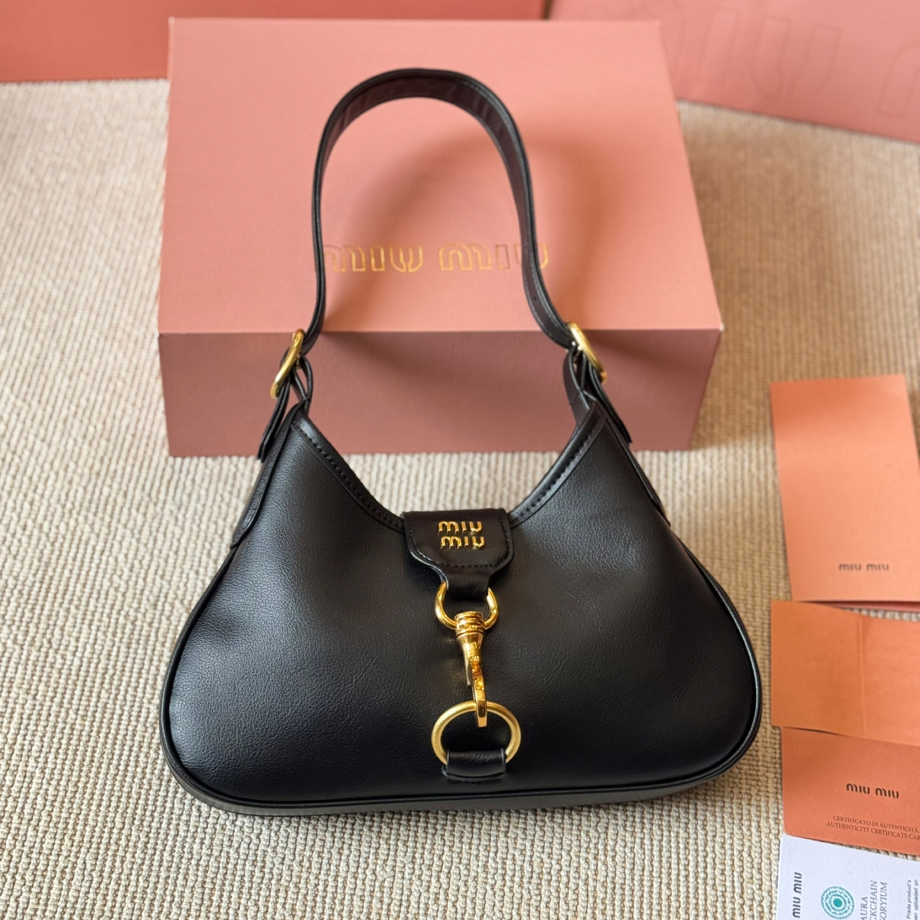 VIP価格◆MIUMIU◆マドラス レザー ホーボー ショルダーバッグ