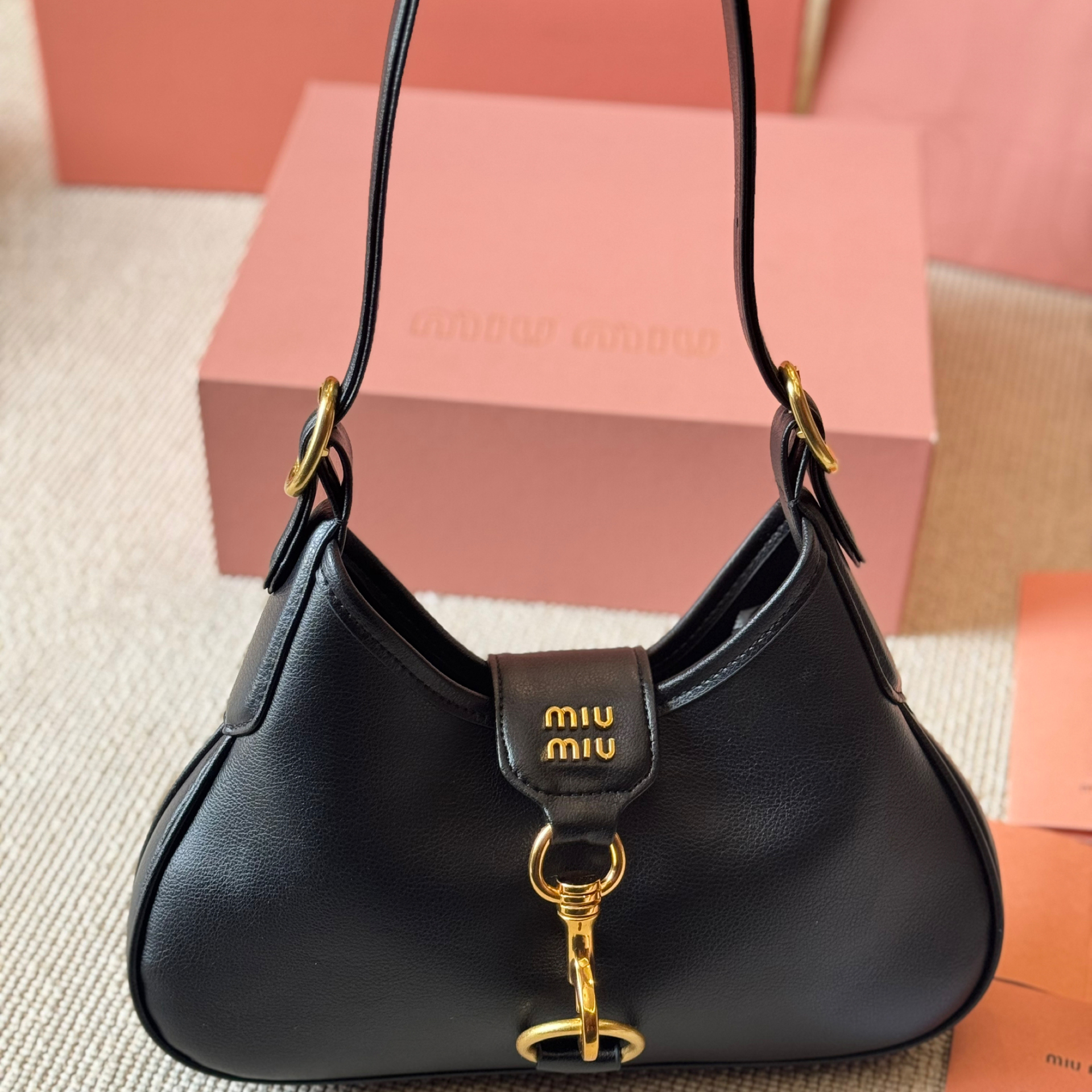 VIP価格◆MIUMIU◆マドラス レザー ホーボー ショルダーバッグ