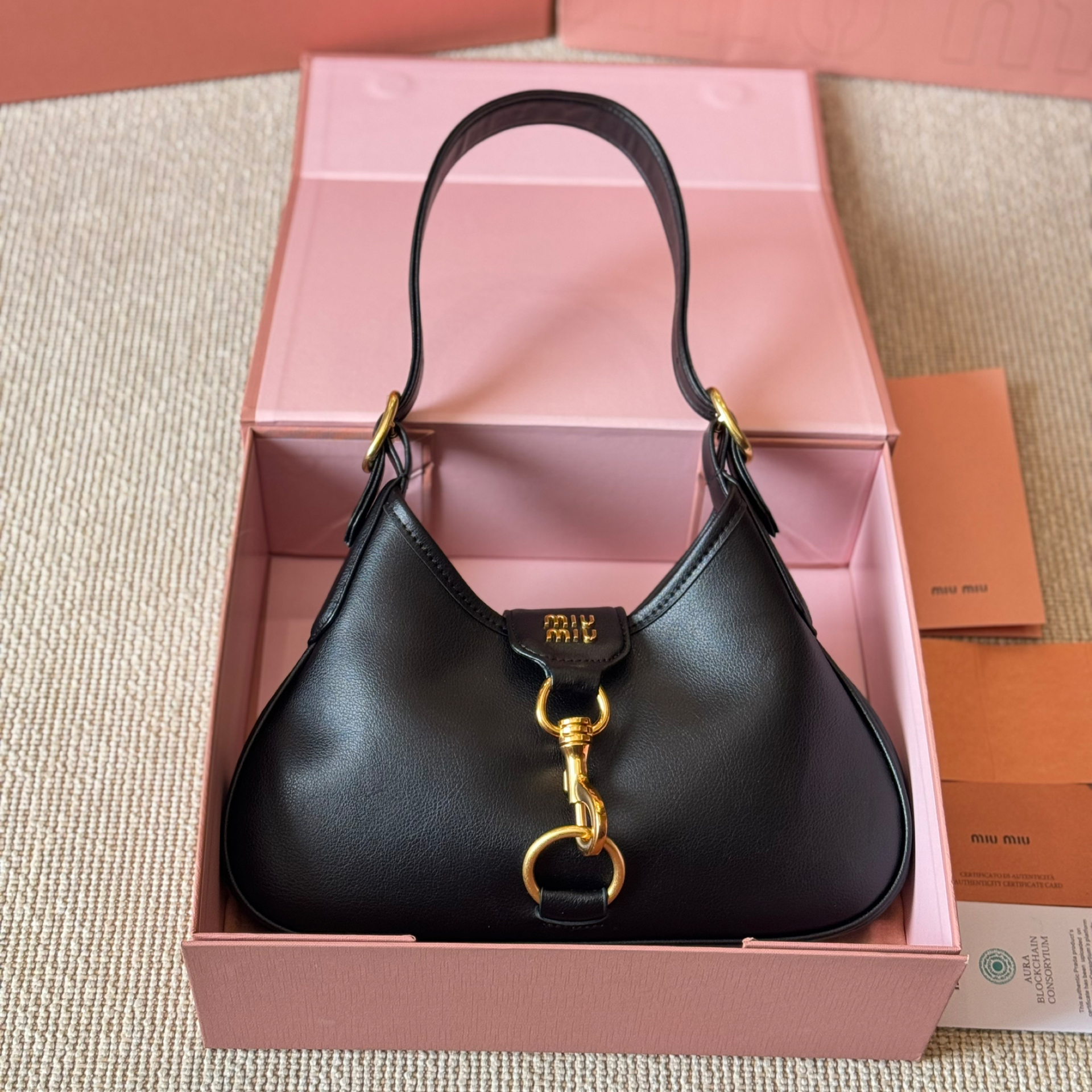 VIP価格◆MIUMIU◆マドラス レザー ホーボー ショルダーバッグ