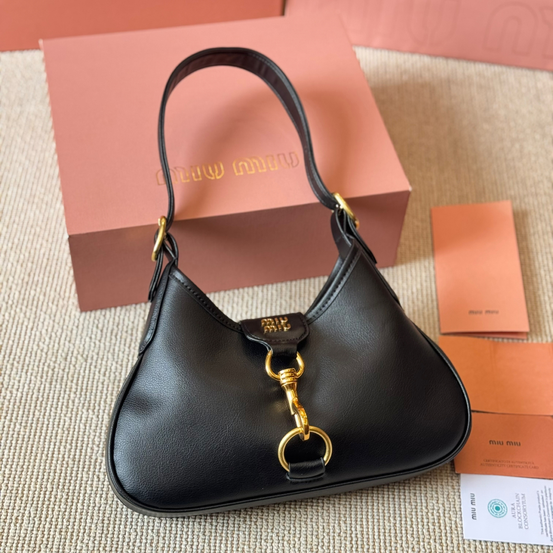 VIP価格◆MIUMIU◆マドラス レザー ホーボー ショルダーバッグ