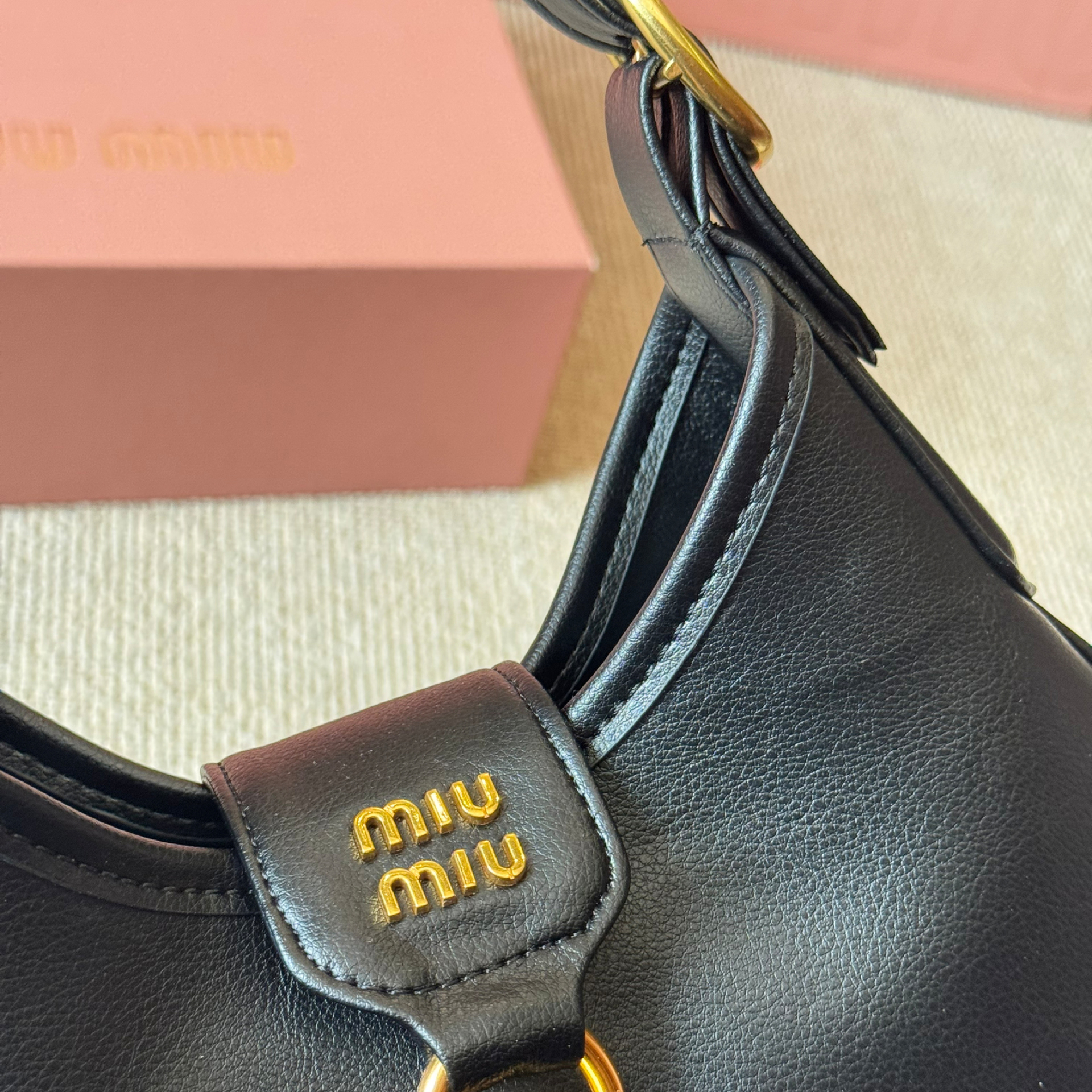 VIP価格◆MIUMIU◆マドラス レザー ホーボー ショルダーバッグ