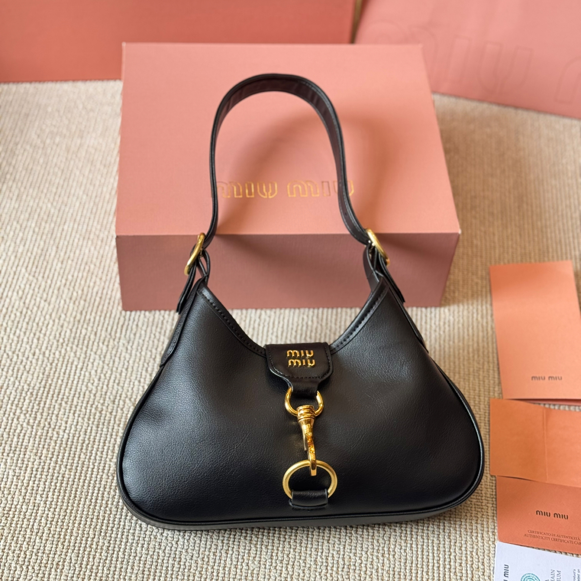 VIP価格◆MIUMIU◆マドラス レザー ホーボー ショルダーバッグ