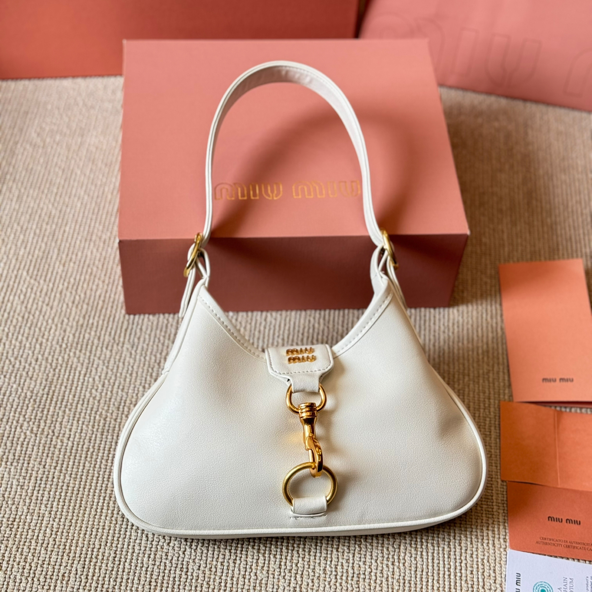 VIP価格◆MIUMIU◆マドラス レザー ホーボー ショルダーバッグ