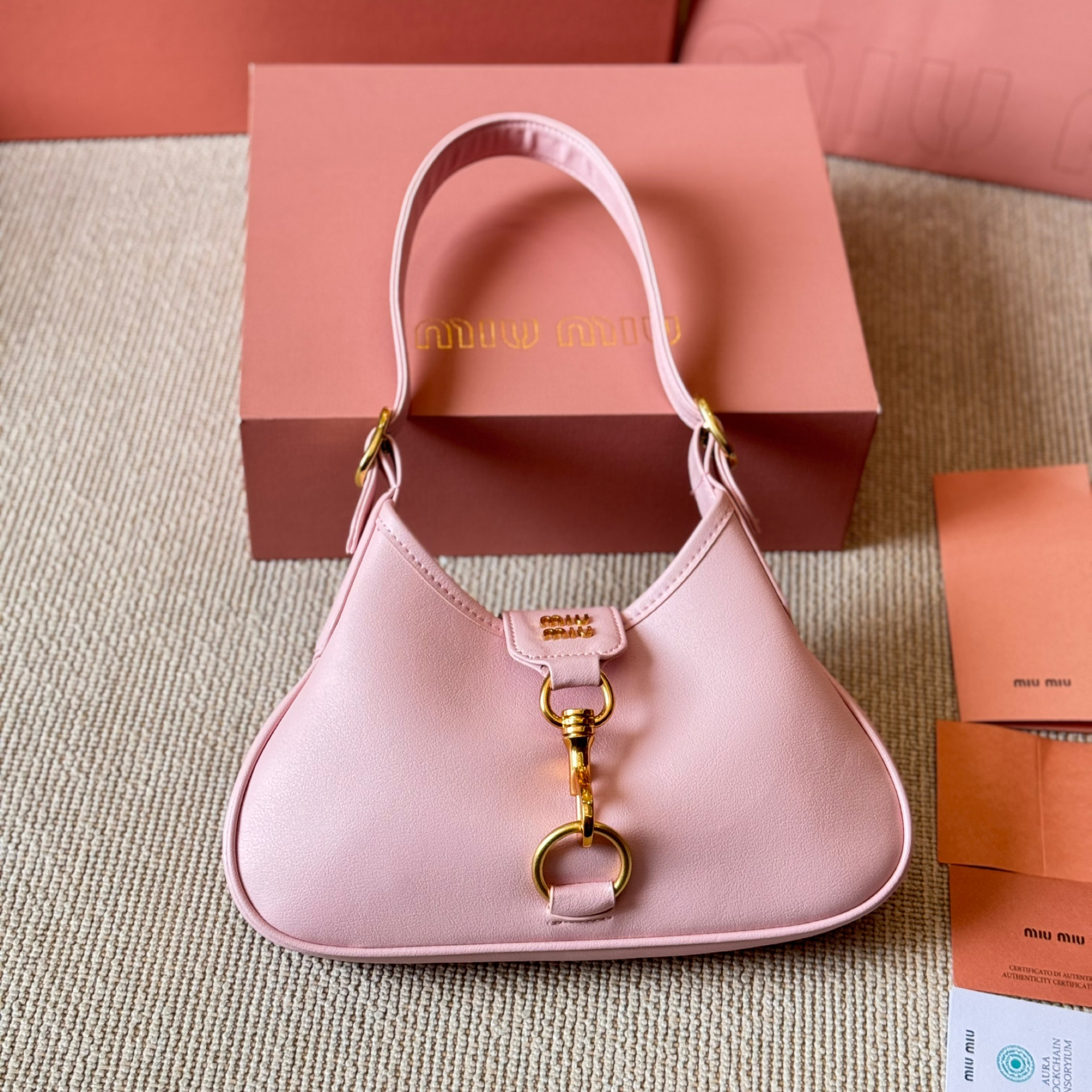 VIP価格◆MIUMIU◆マドラス レザー ホーボー ショルダーバッグ