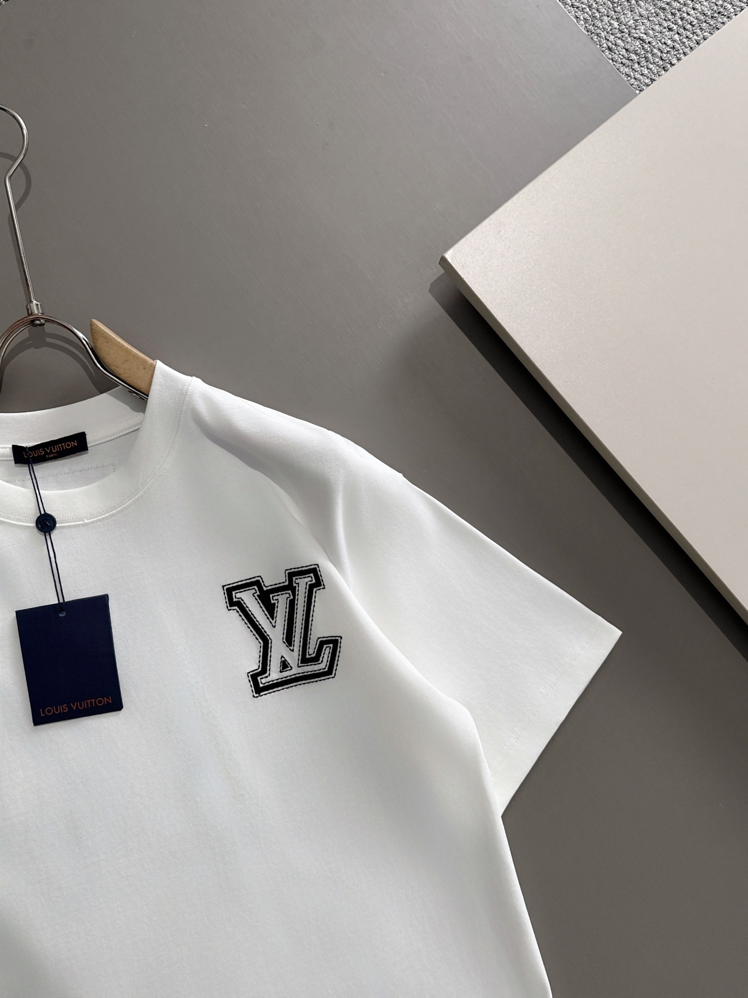 ルイ・ヴィトン 2025年春夏新作 ブラック/ホワイト 半袖 T138077