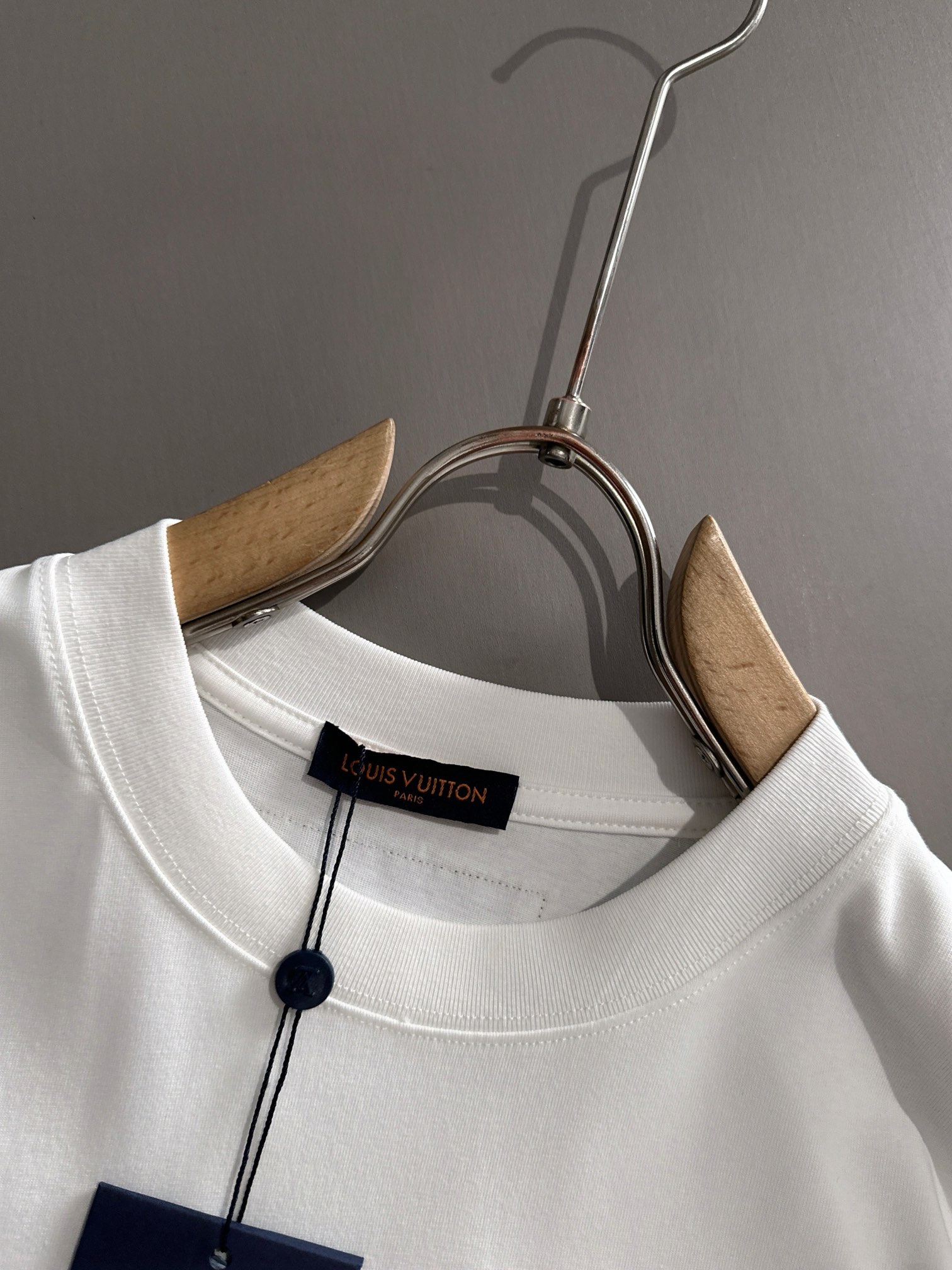 ルイ・ヴィトン 2025年春夏新作 ブラック/ホワイト 半袖 T138077