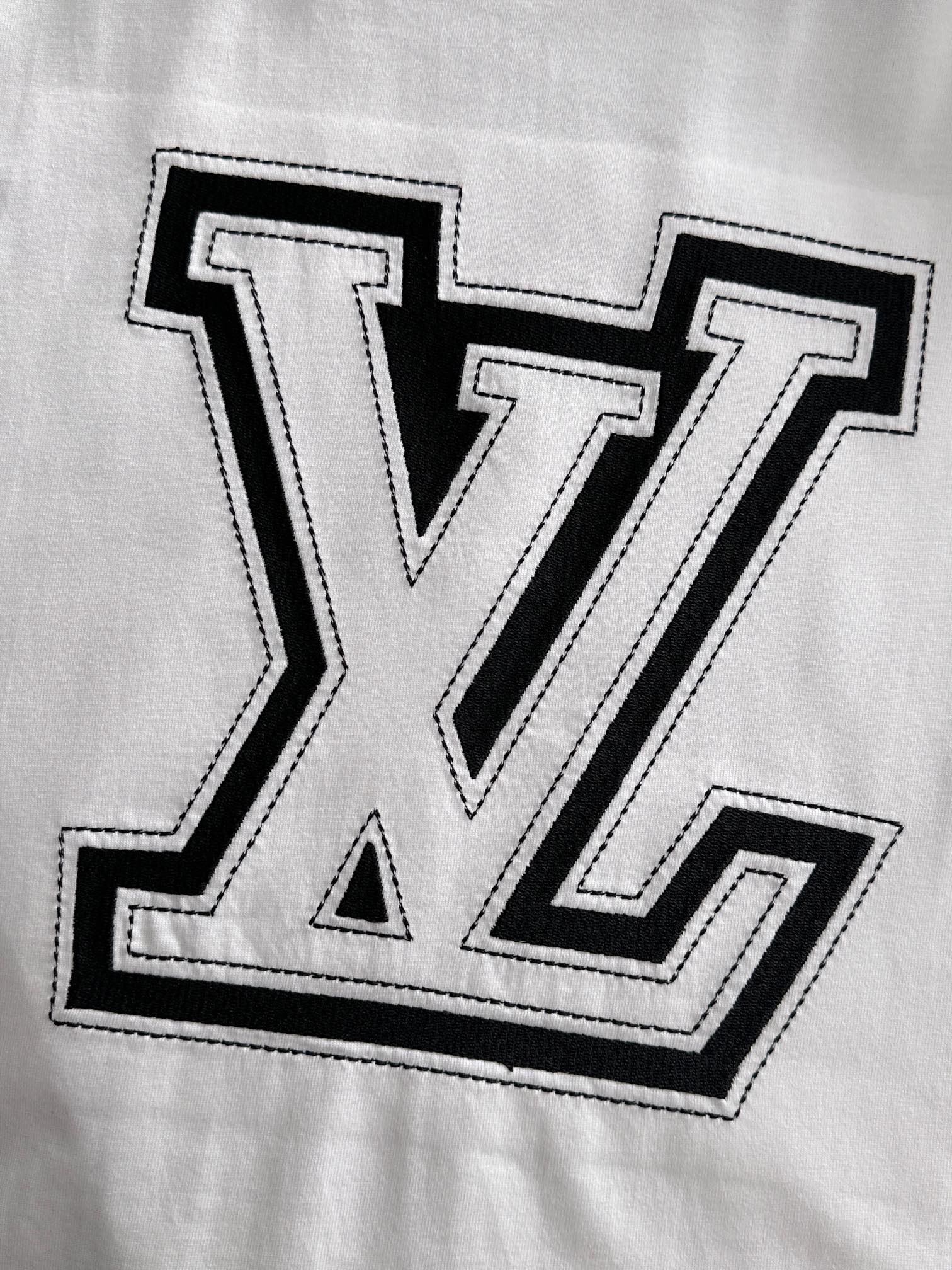 ルイ・ヴィトン 2025年春夏新作 ブラック/ホワイト 半袖 T138077