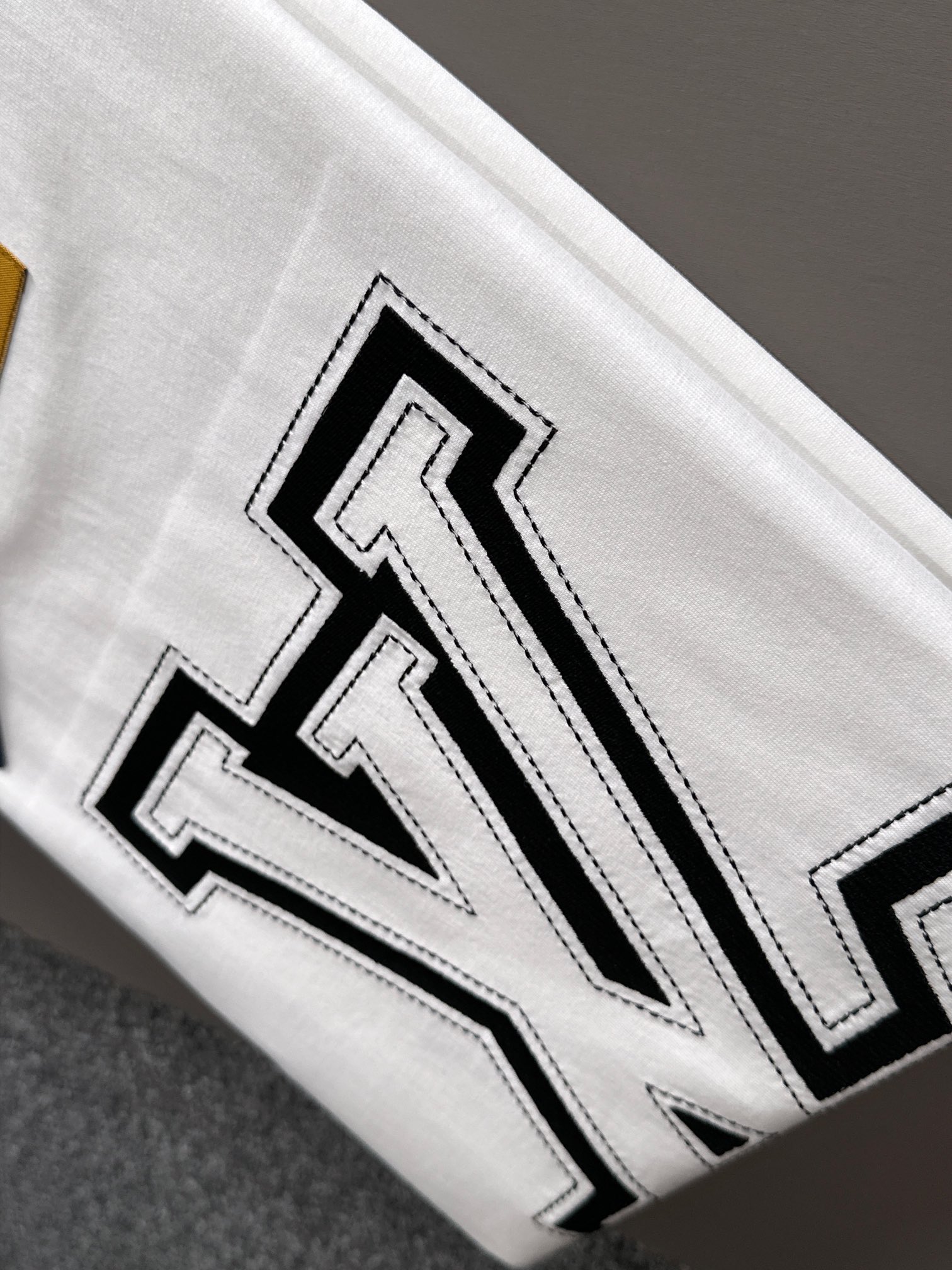 ルイ・ヴィトン 2025年春夏新作 ブラック/ホワイト 半袖 T138077