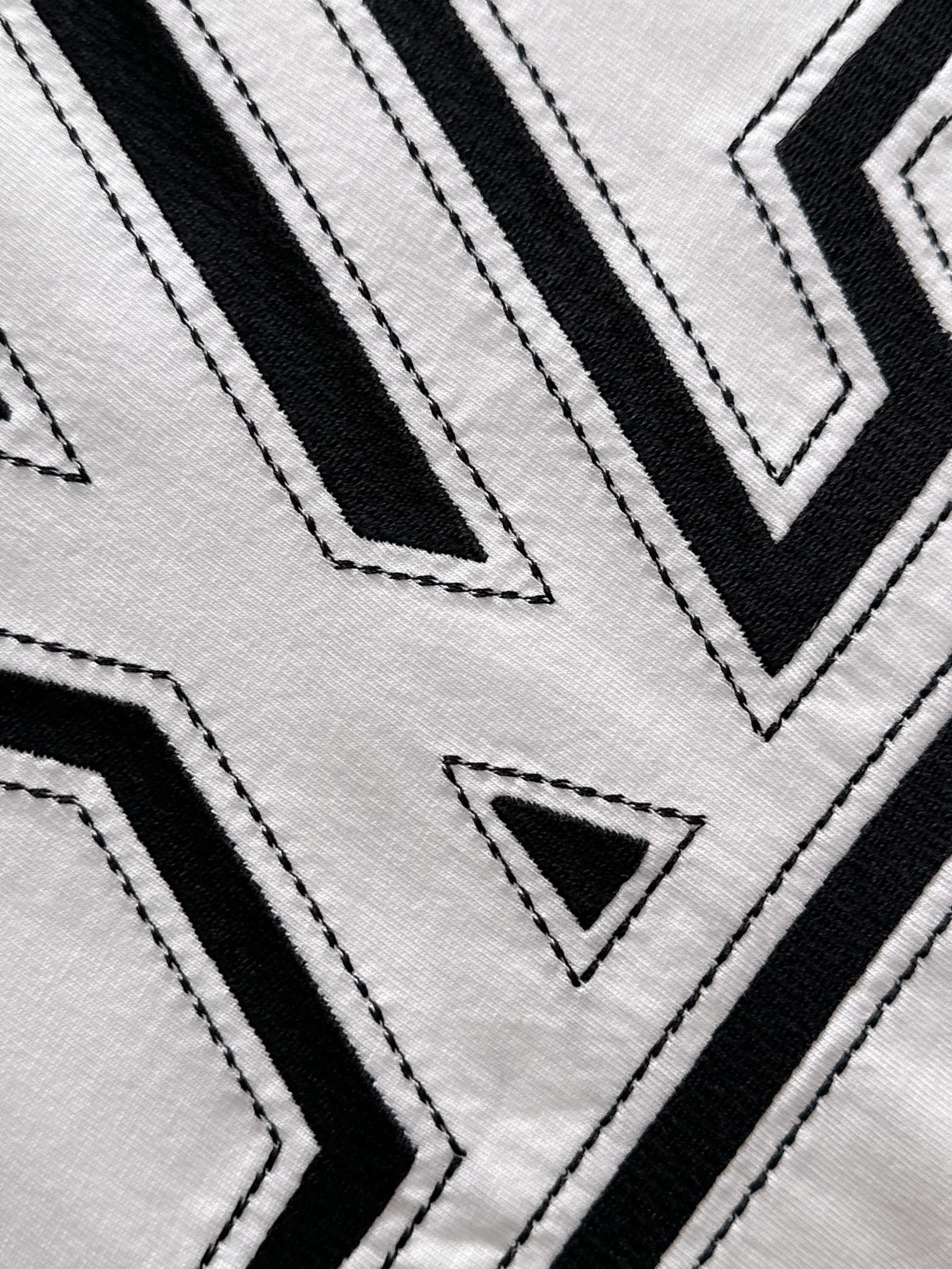 ルイ・ヴィトン 2025年春夏新作 ブラック/ホワイト 半袖 T138077