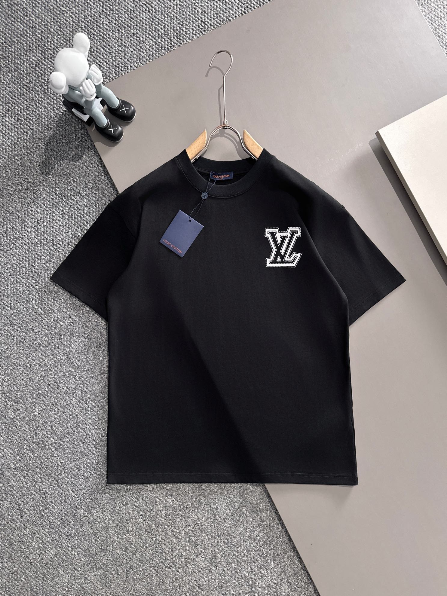 ルイ・ヴィトン 2025年春夏新作 ブラック/ホワイト 半袖 T138077