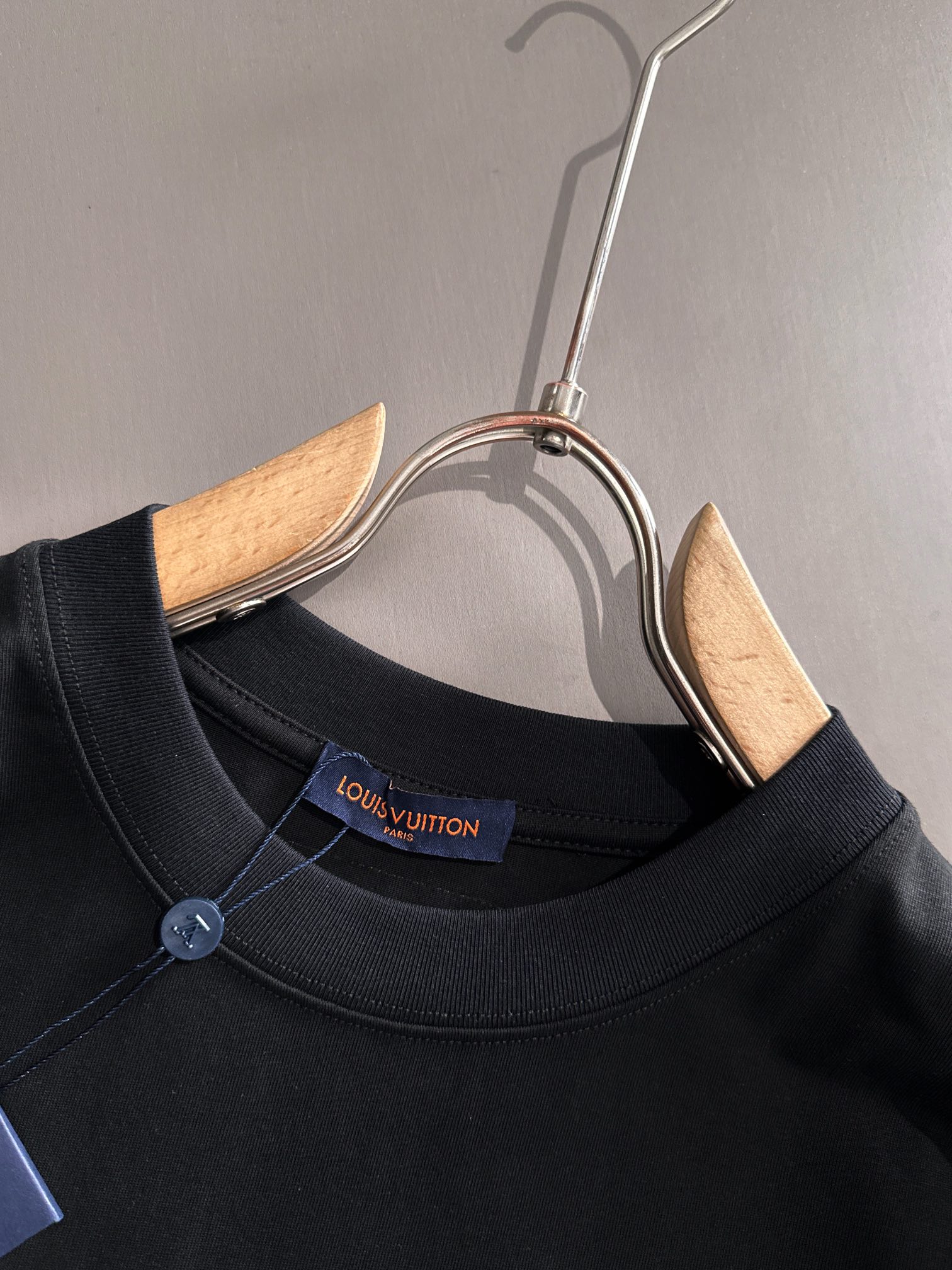 ルイ・ヴィトン 2025年春夏新作 ブラック/ホワイト 半袖 T138077