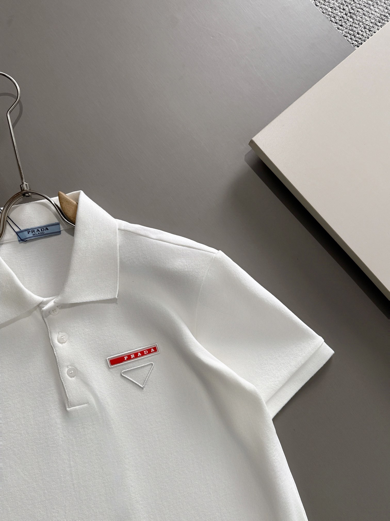 【プラダ】Prada 2025年春夏新作 ブラック/ホワイト ポロシャツ 半袖 T138073