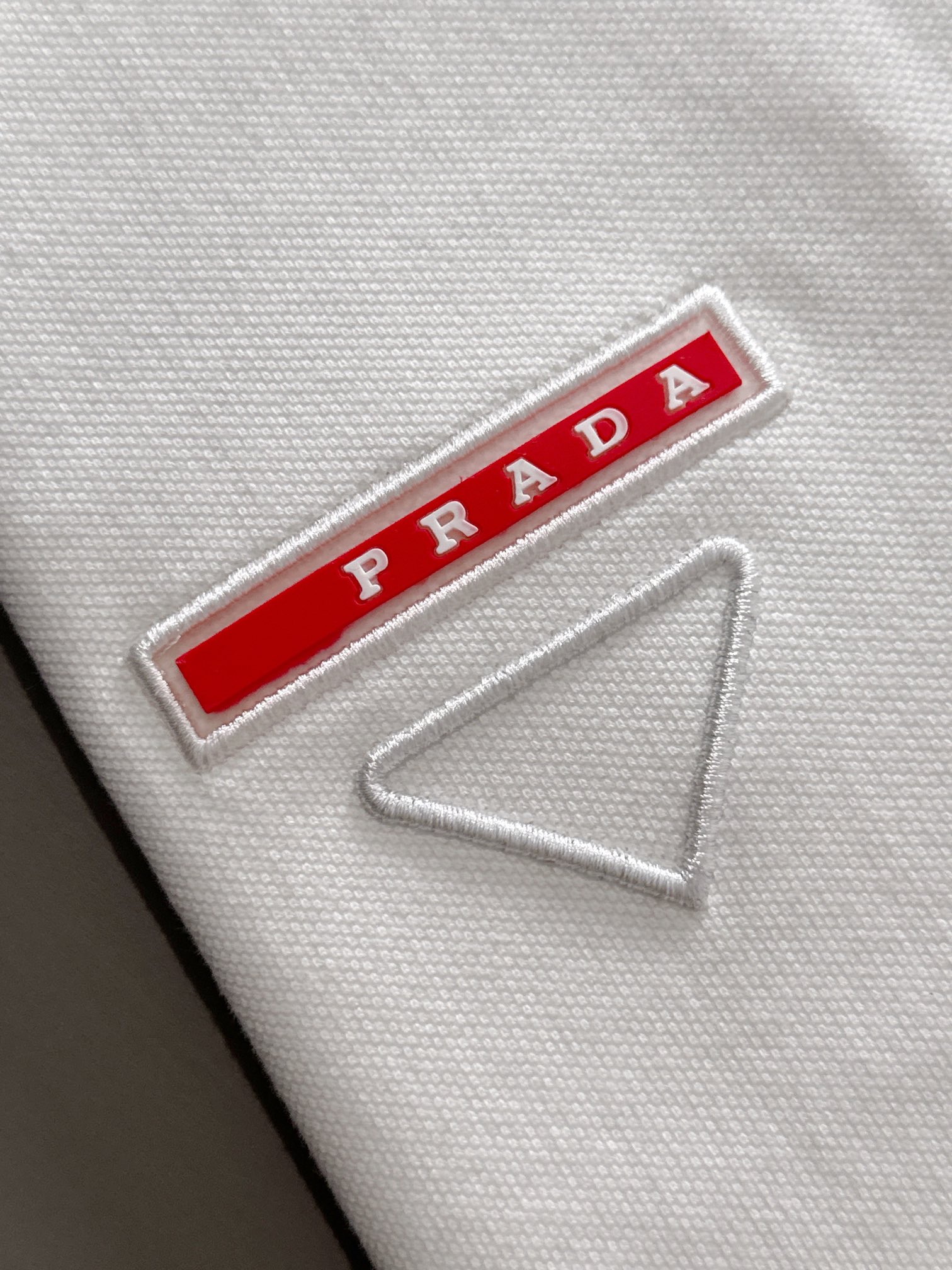 【プラダ】Prada 2025年春夏新作 ブラック/ホワイト ポロシャツ 半袖 T138073