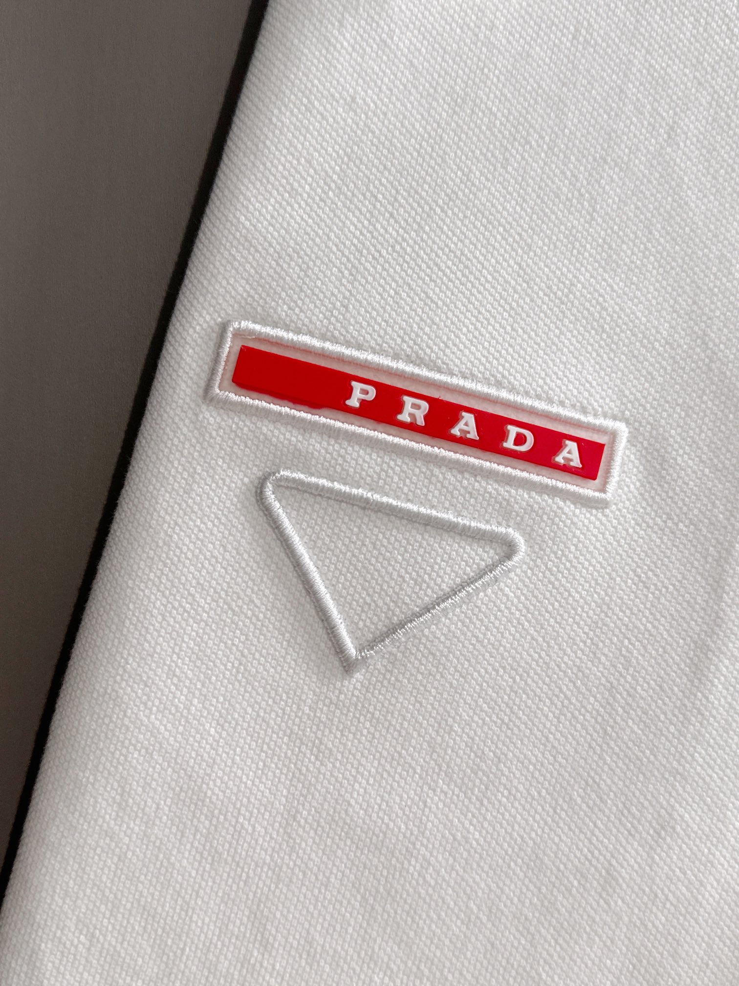 【プラダ】Prada 2025年春夏新作 ブラック/ホワイト ポロシャツ 半袖 T138073