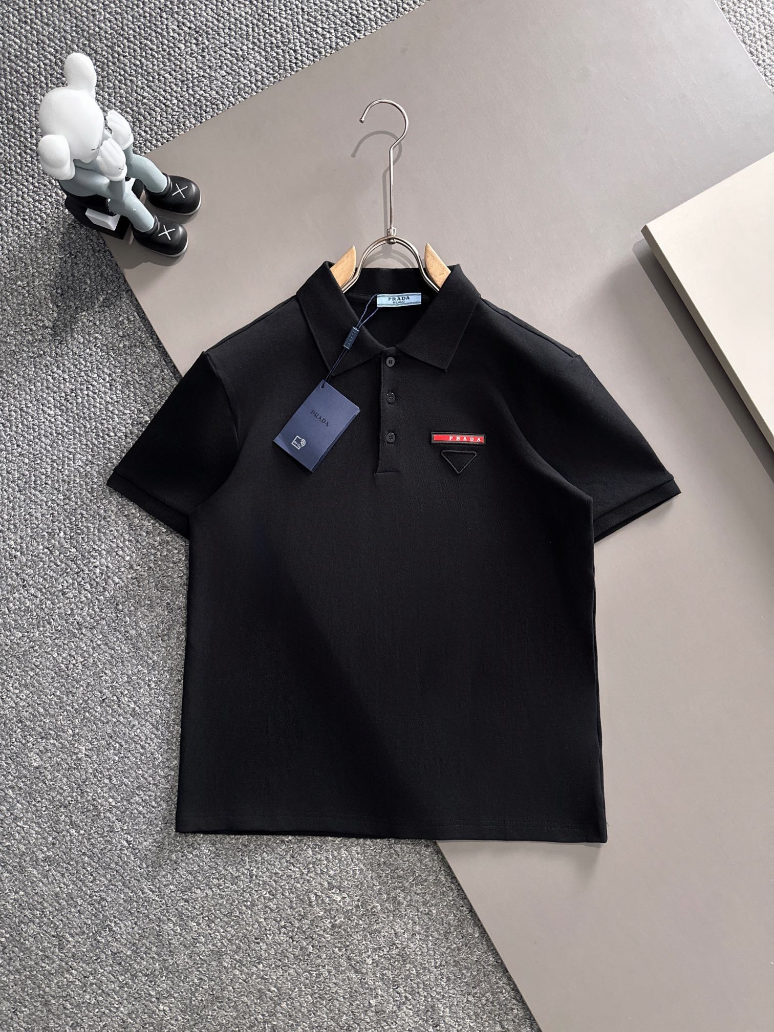 【プラダ】Prada 2025年春夏新作 ブラック/ホワイト ポロシャツ 半袖 T138073