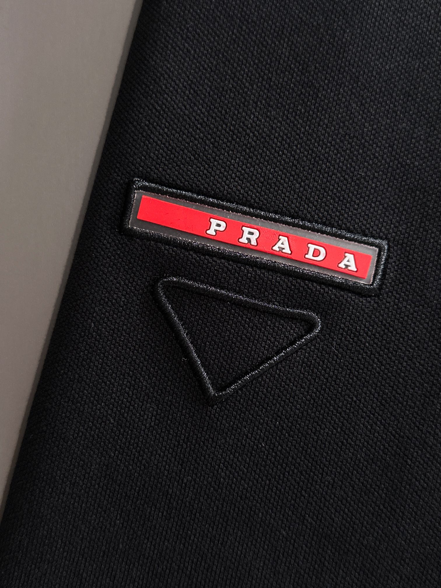 【プラダ】Prada 2025年春夏新作 ブラック/ホワイト ポロシャツ 半袖 T138073