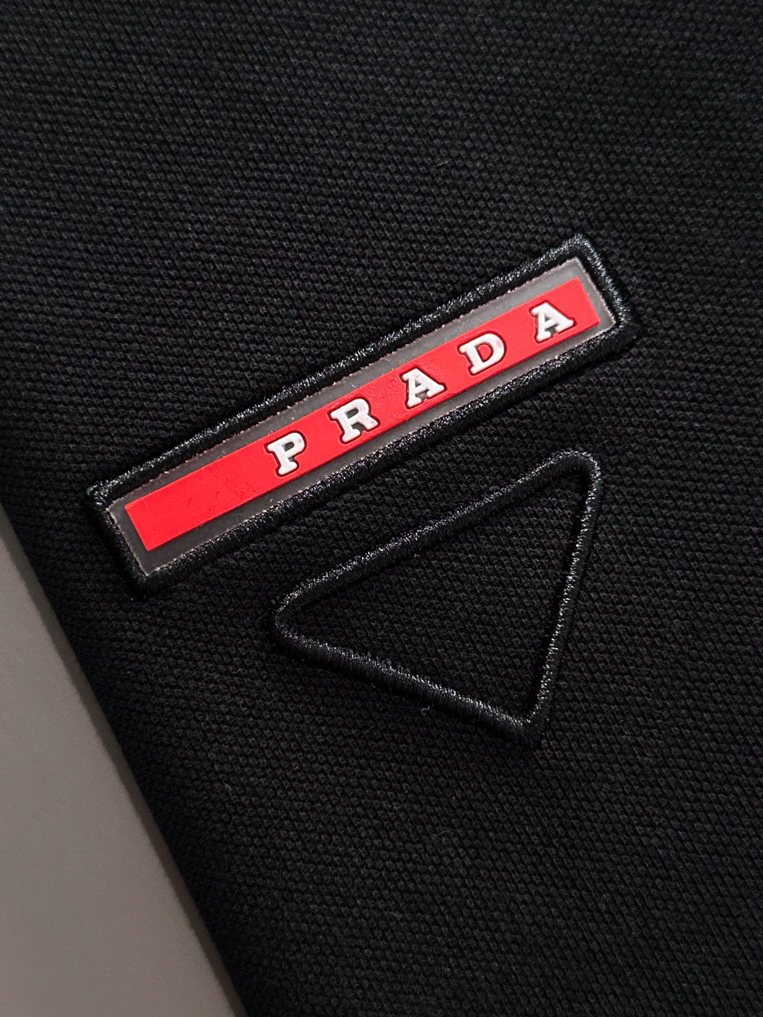 【プラダ】Prada 2025年春夏新作 ブラック/ホワイト ポロシャツ 半袖 T138073