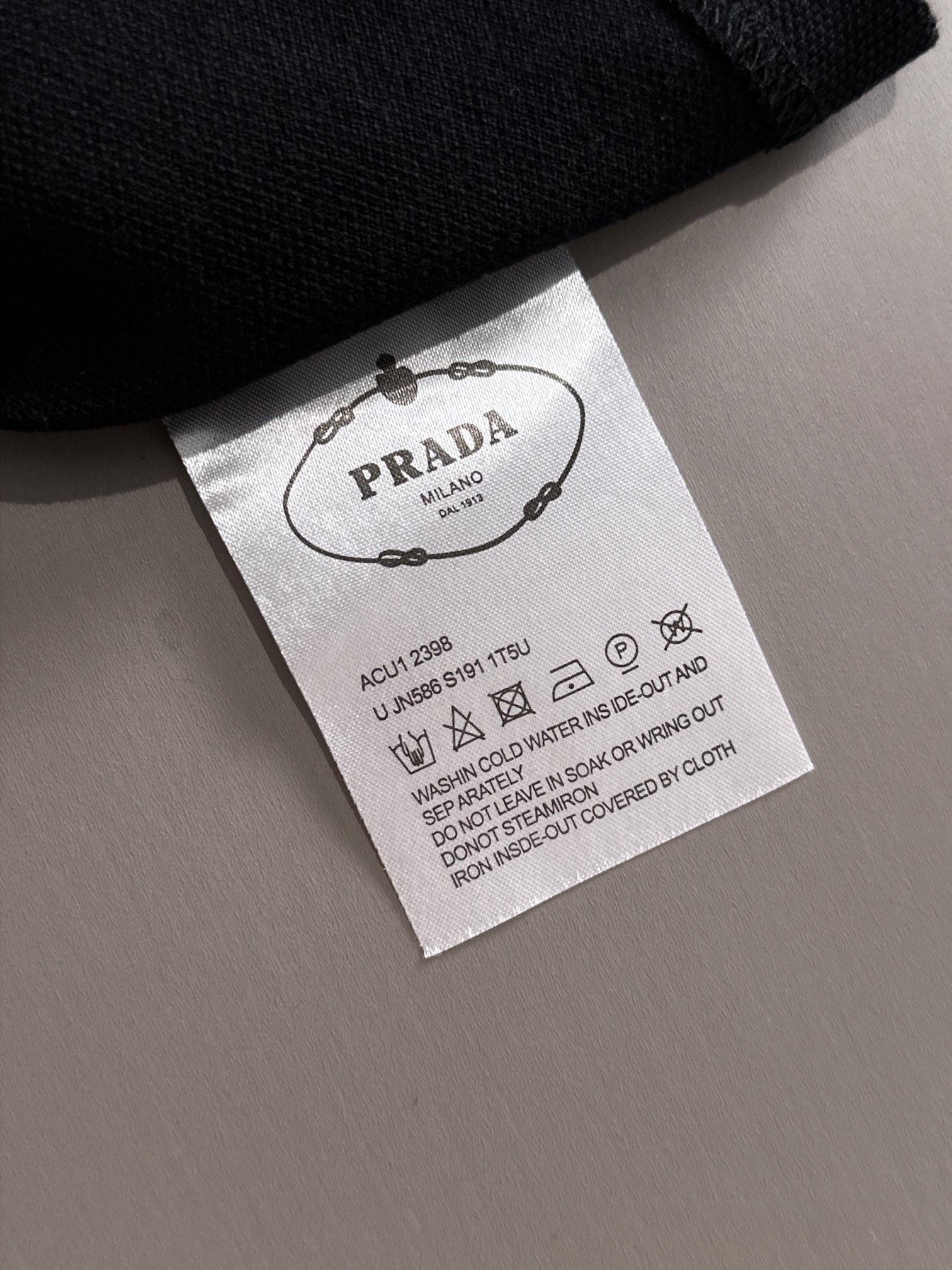 【プラダ】Prada 2025年春夏新作 ブラック/ホワイト ポロシャツ 半袖 T138073