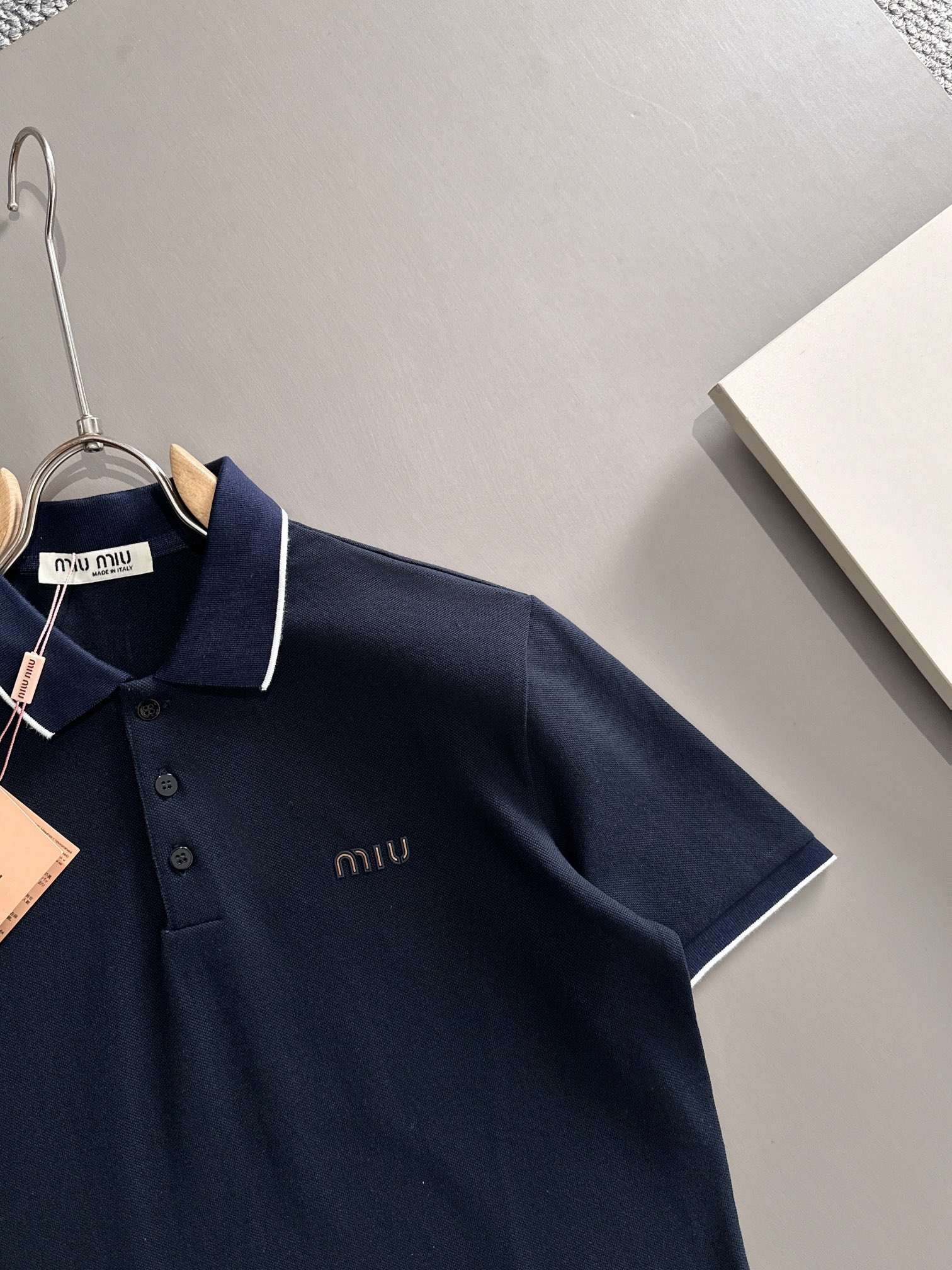 MIU MIU 2025年春夏新作　ネイビー/ホワイト ポロシャツ 半袖 T138063