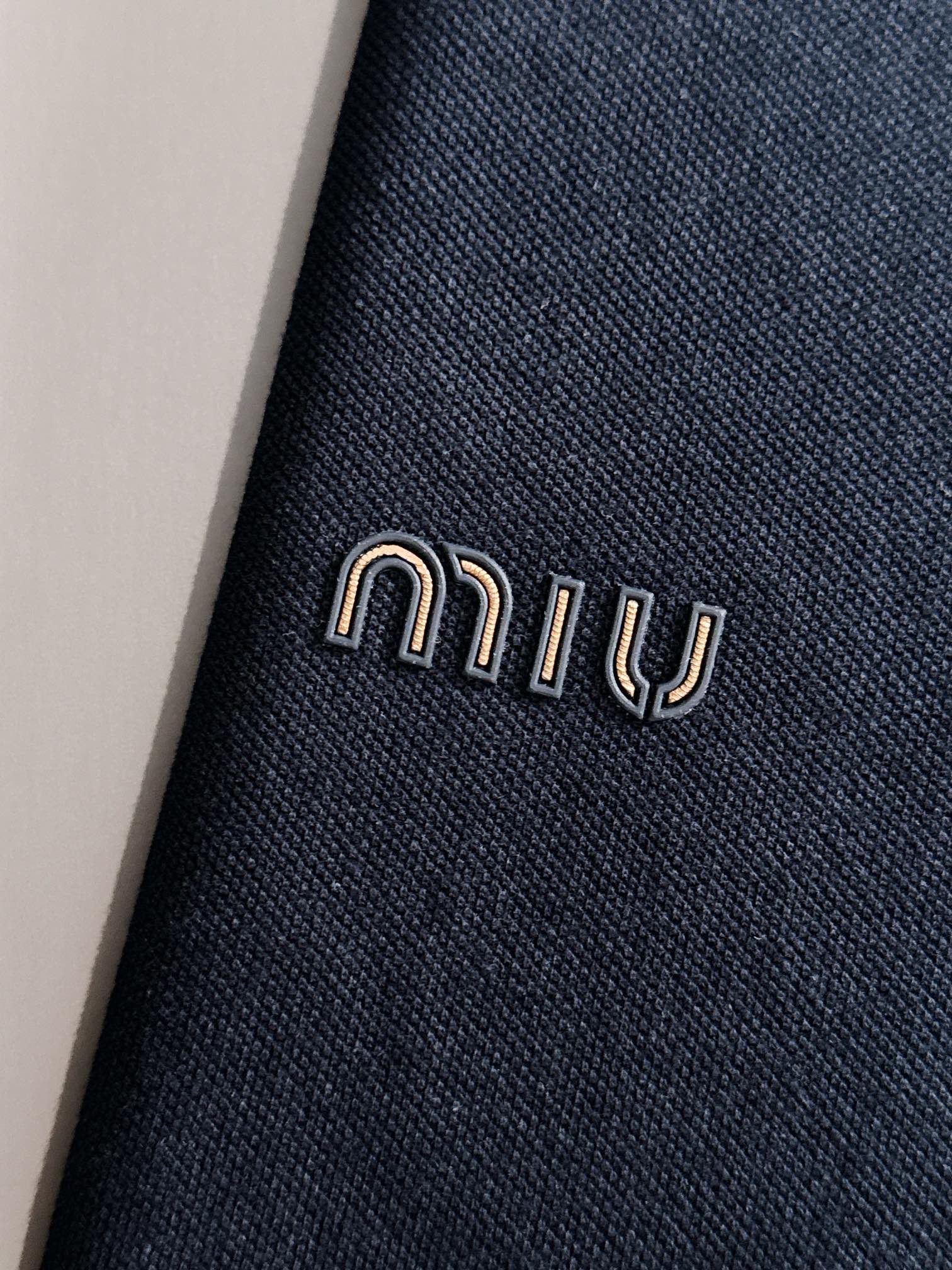 MIU MIU 2025年春夏新作　ネイビー/ホワイト ポロシャツ 半袖 T138063