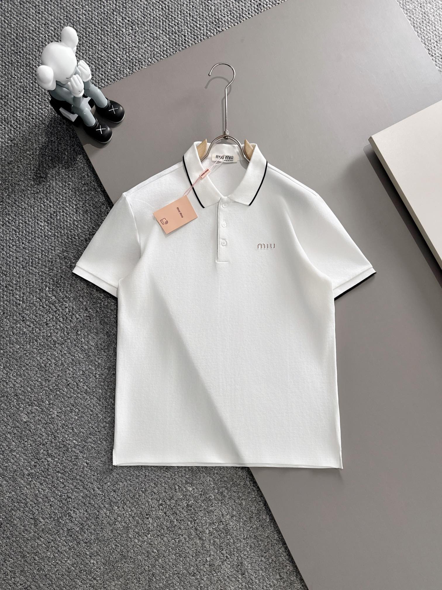 MIU MIU 2025年春夏新作　ネイビー/ホワイト ポロシャツ 半袖 T138063