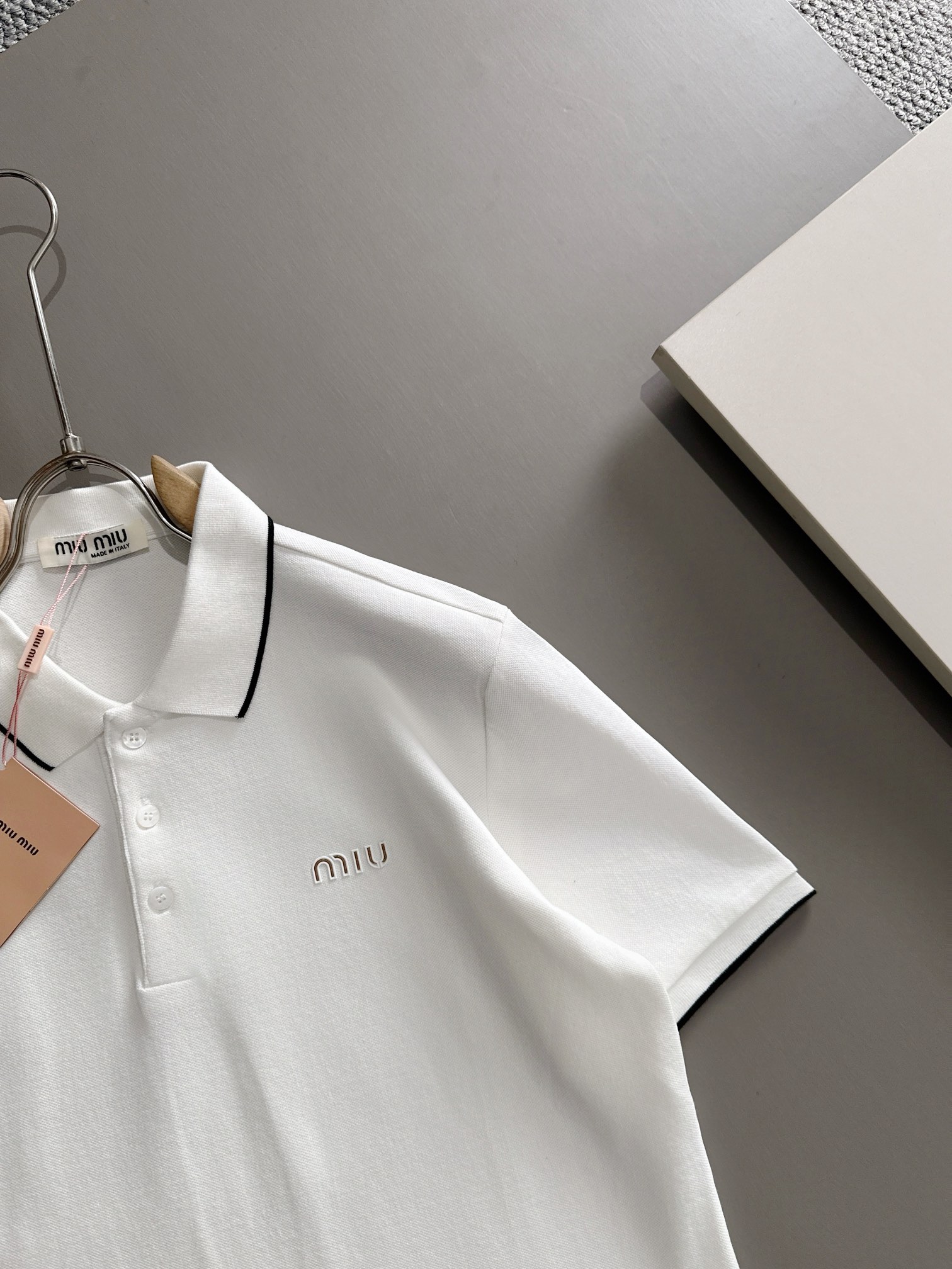 MIU MIU 2025年春夏新作　ネイビー/ホワイト ポロシャツ 半袖 T138063