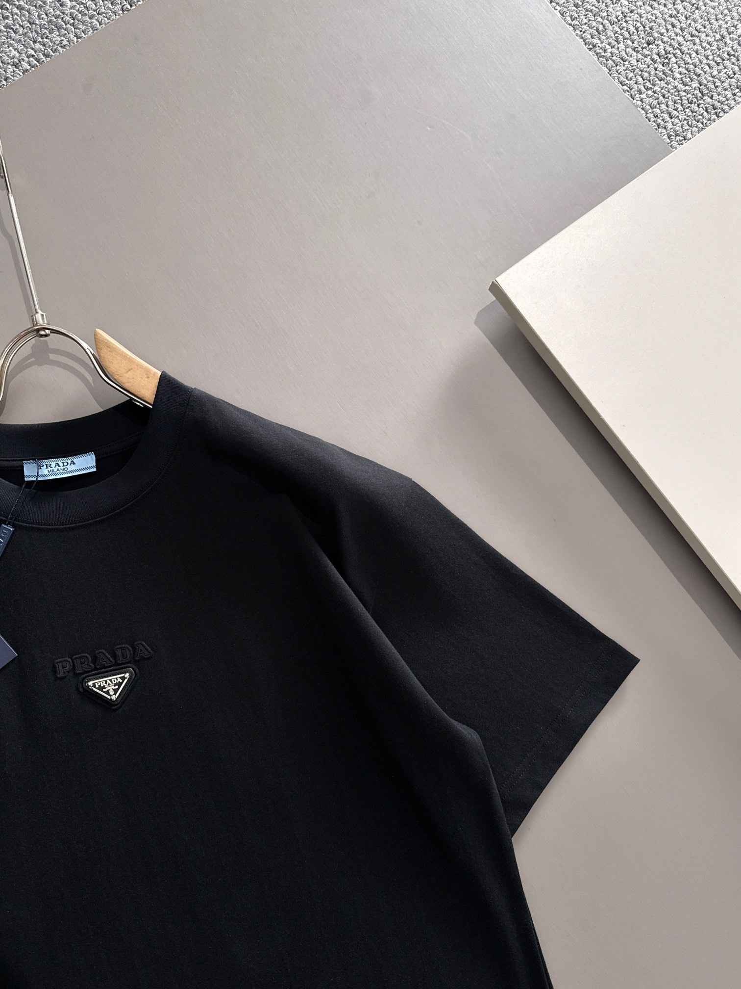 【Prada】プラダ 2025年春夏新作 ブラック/ホワイト 半袖 T138054