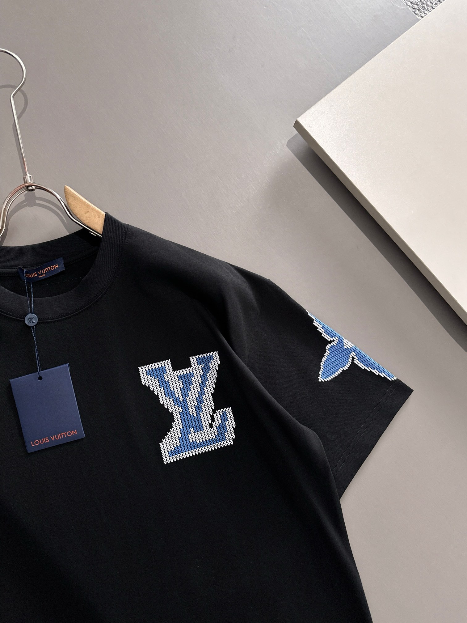 ルイ・ヴィトン 2025年春夏新作 ブラック/ホワイト 半袖 T138053