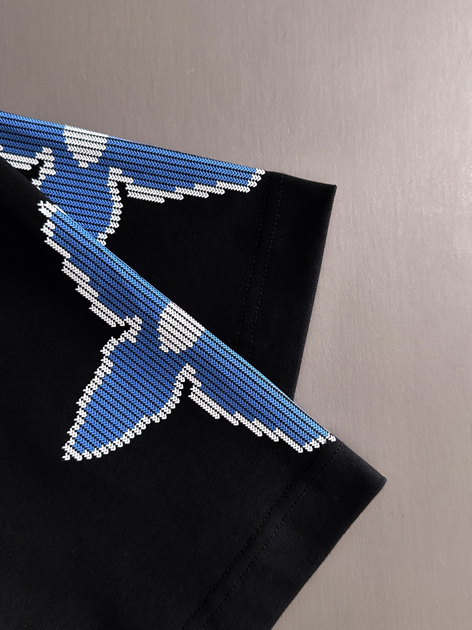 ルイ・ヴィトン 2025年春夏新作 ブラック/ホワイト 半袖 T138053