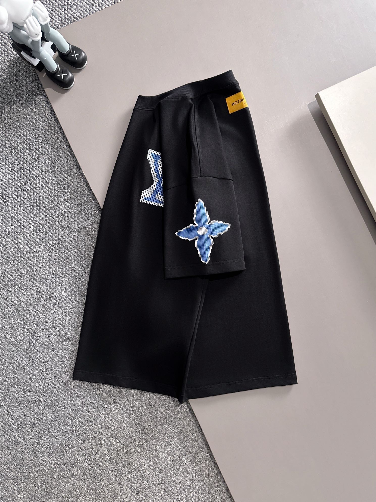 ルイ・ヴィトン 2025年春夏新作 ブラック/ホワイト 半袖 T138053