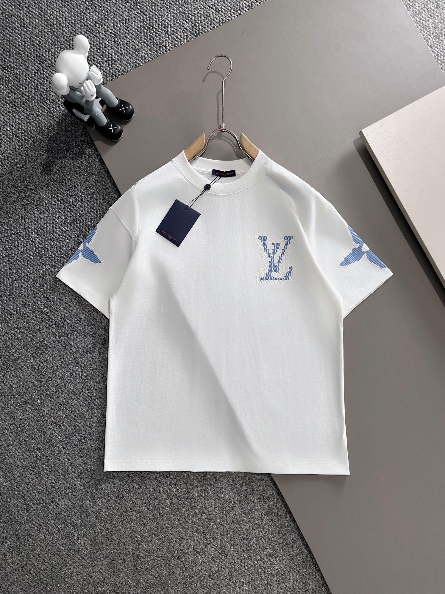 ルイ・ヴィトン 2025年春夏新作 ブラック/ホワイト 半袖 T138053