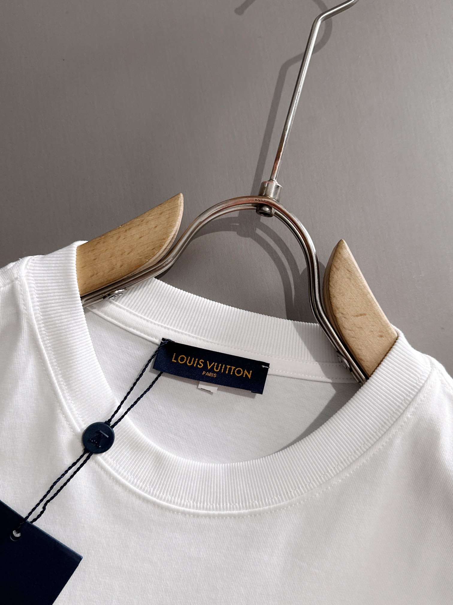 ルイ・ヴィトン 2025年春夏新作 ブラック/ホワイト 半袖 T138053