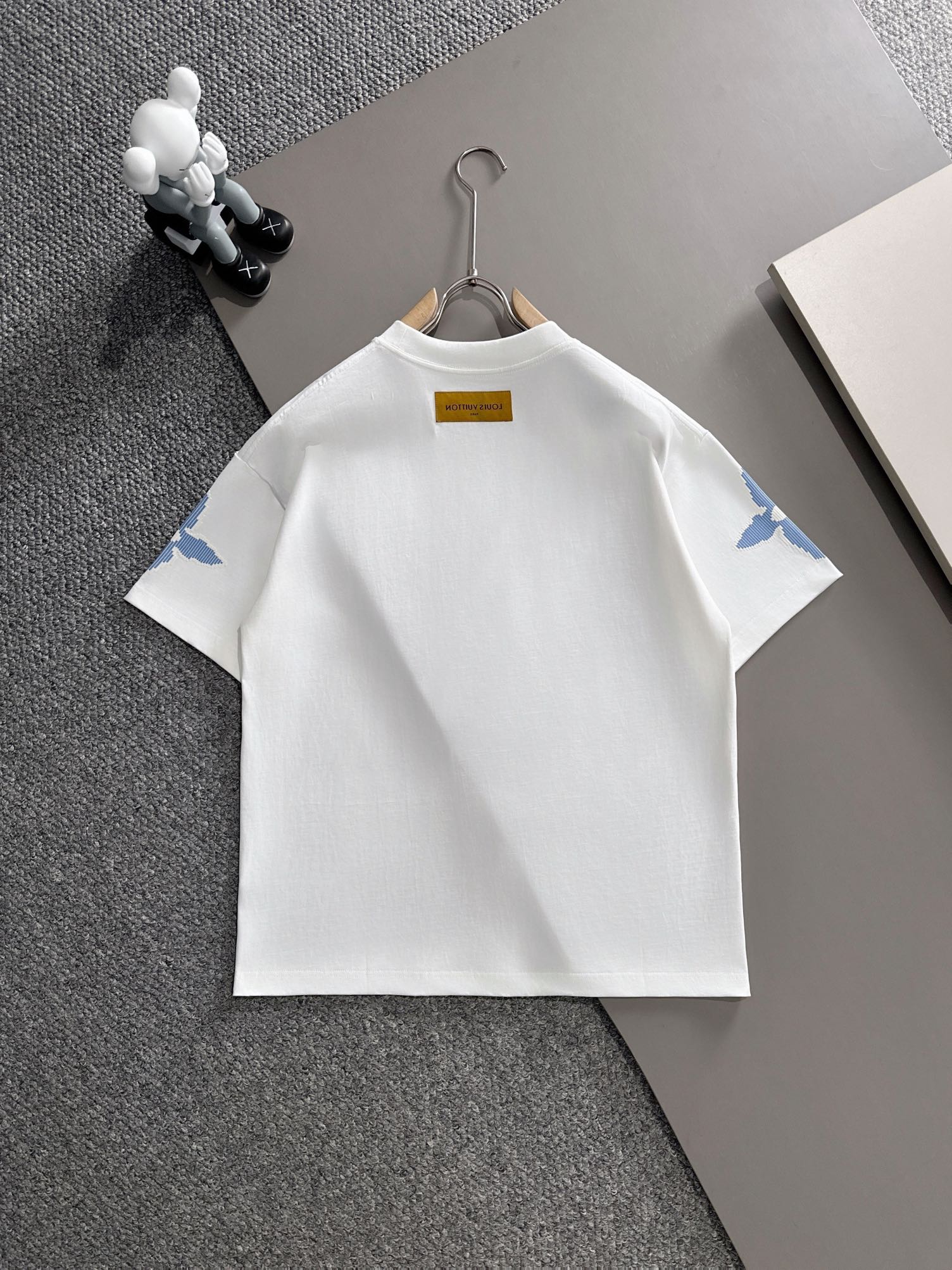 ルイ・ヴィトン 2025年春夏新作 ブラック/ホワイト 半袖 T138053